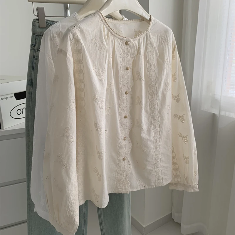 

Exquisite Vintage Round Neck Tops Lace Embroidery Long-sleeved Blouse Ladies Versatile Leisure Lantern Daily Dating Shirts