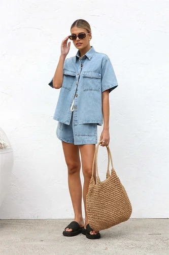 Imagen 2 del producto 2025 trajes vaqueros Vintage de calle alta para mujer, camisa holgada y cómoda con botones de manga corta, conjuntos de dos piezas para mujer, pantalones cortos de cintura alta