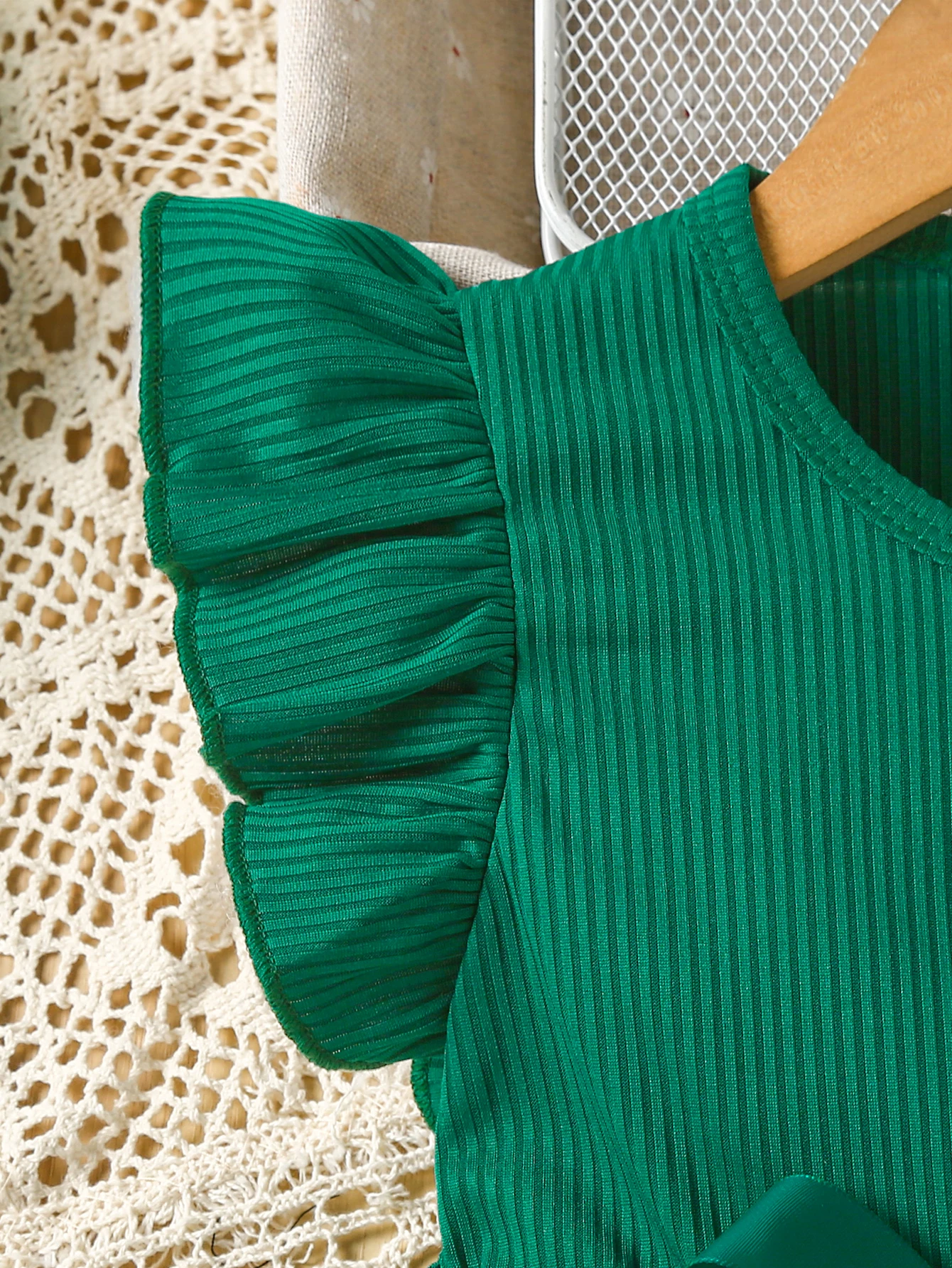 Sommerliches Mädchenkleid mit Rundhalsausschnitt und Pfauenmuster, modisches Kleidungsstück, geeignet für Freizeitkleider für Mädchen im Alter von 2 bis 7 Jahren. – Detail 3