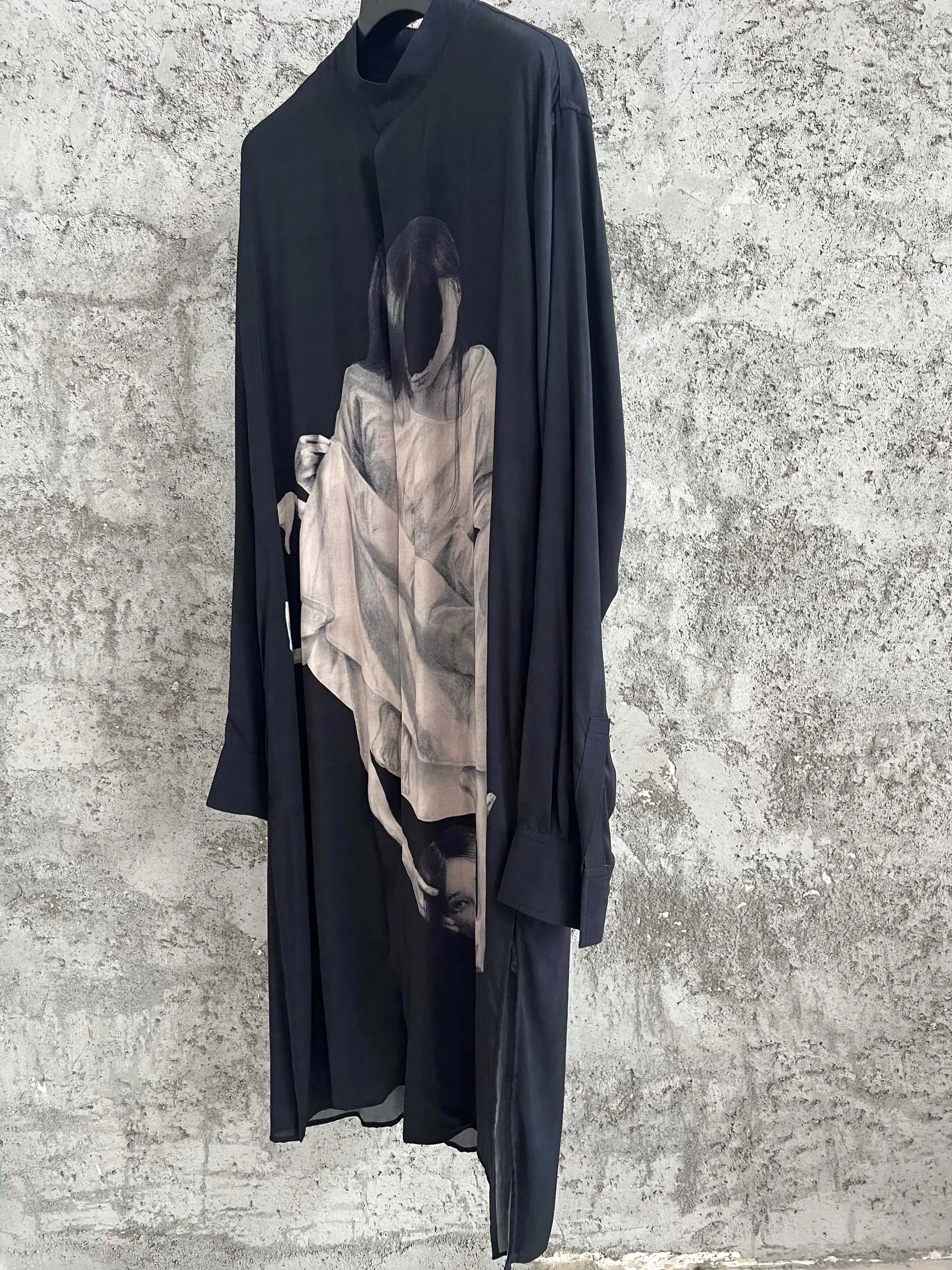 A medium-length Japanese-style long-sleeved shirt with Uchida prints