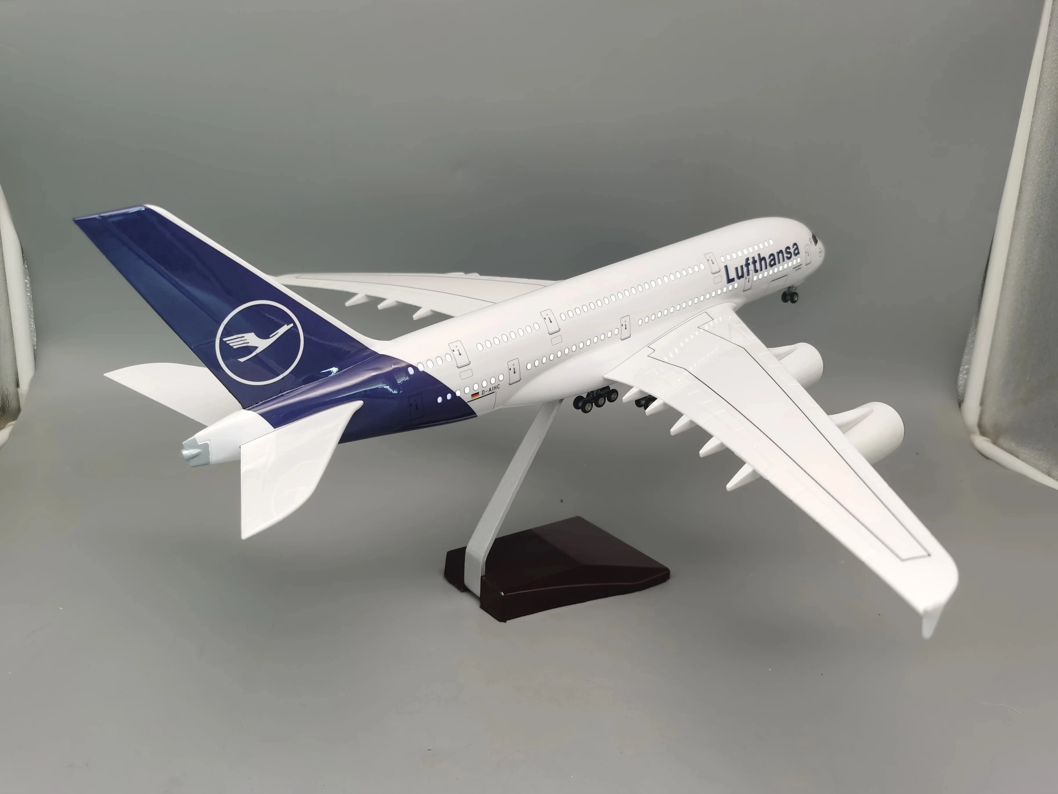 A380 Lufthansa Airline Model with Lighting and Wheels, Die-cast Plastic Resin Airplane for Colle, 1/160 Scale