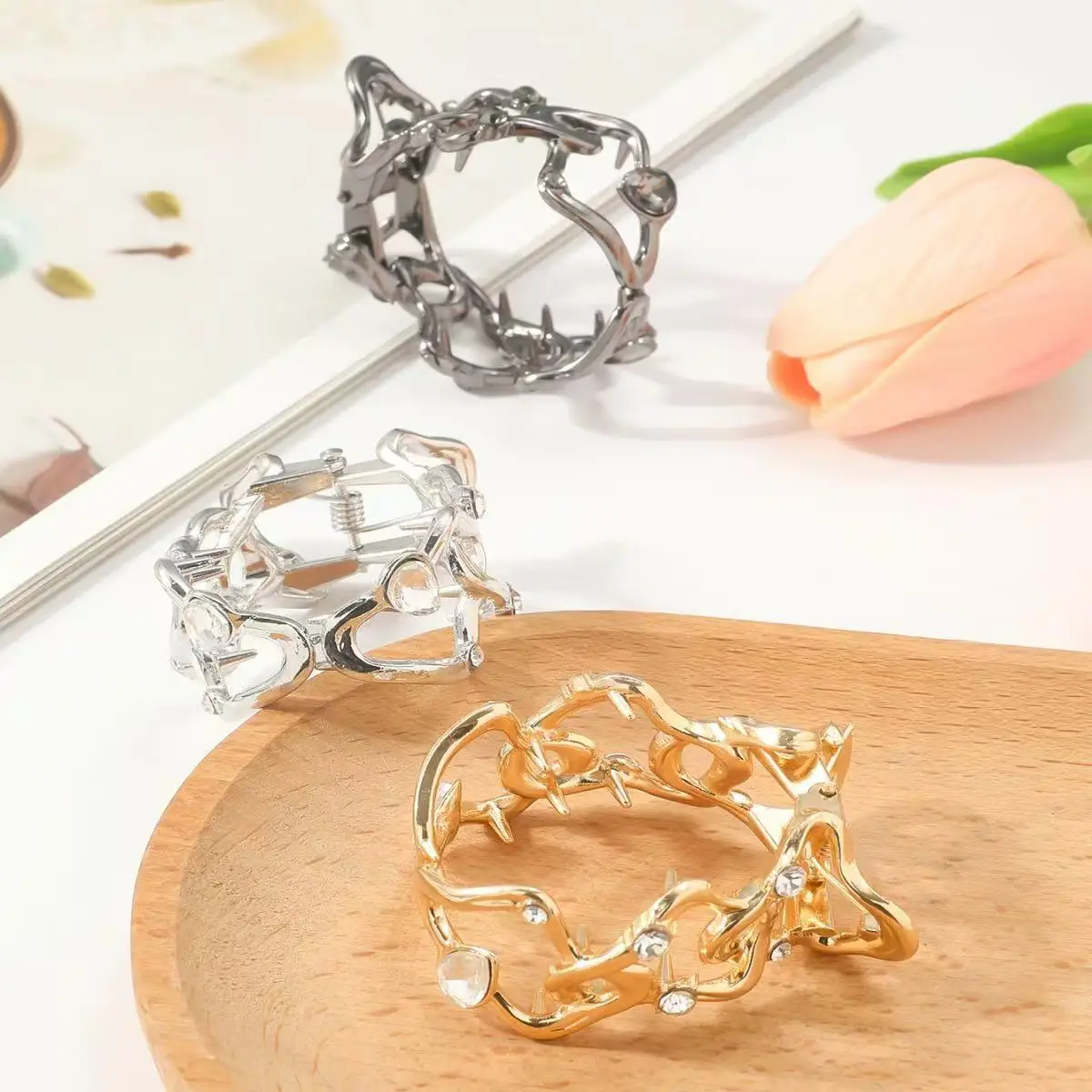 Trendy high ponytail fashion clipper, irregular-shaped hair clip, a powerful tool for fixing the back of the head with feminine