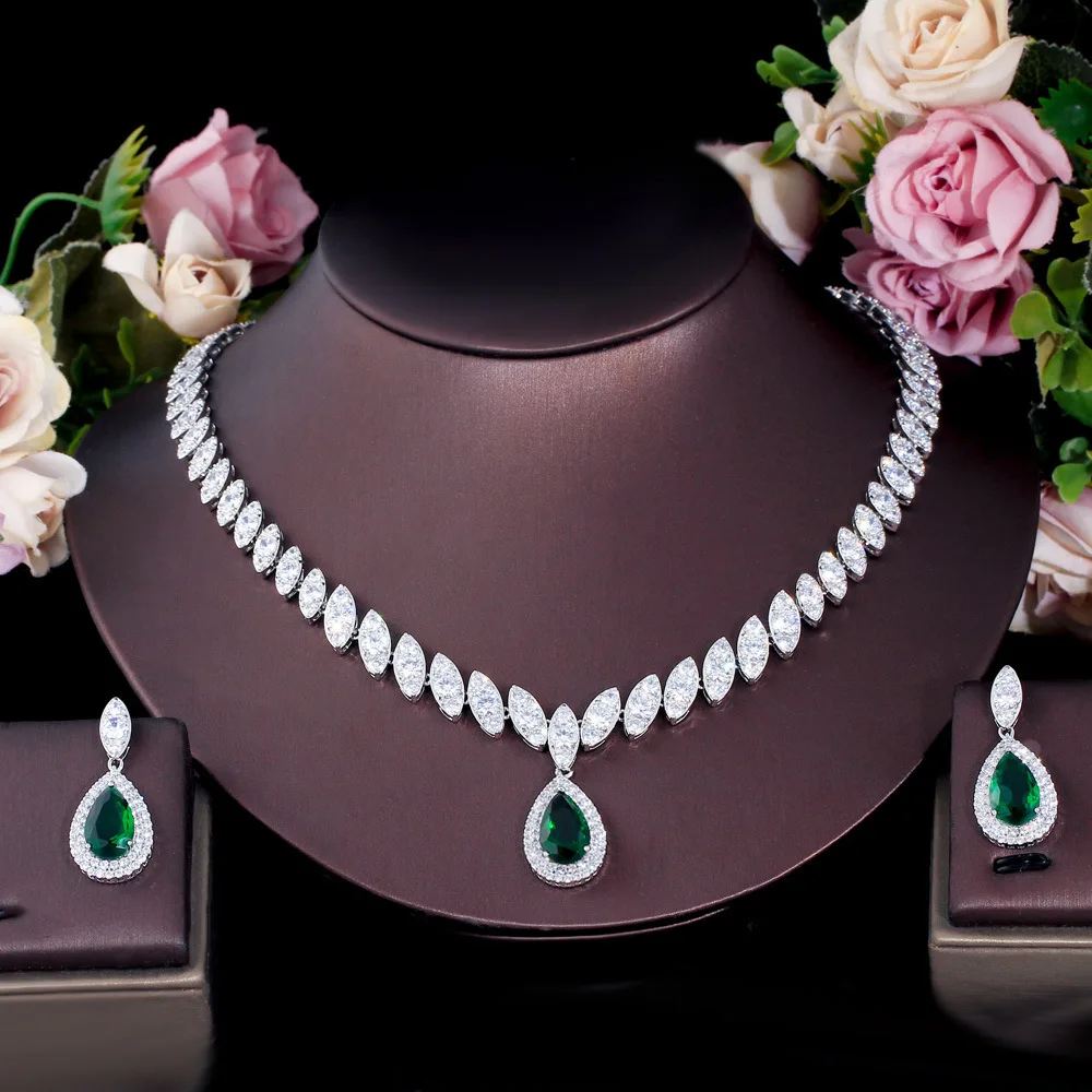 Korean version of the elegant bridal set. Environmentally friendly copper micro-set zirconia necklace, earrings and chain. Weddi