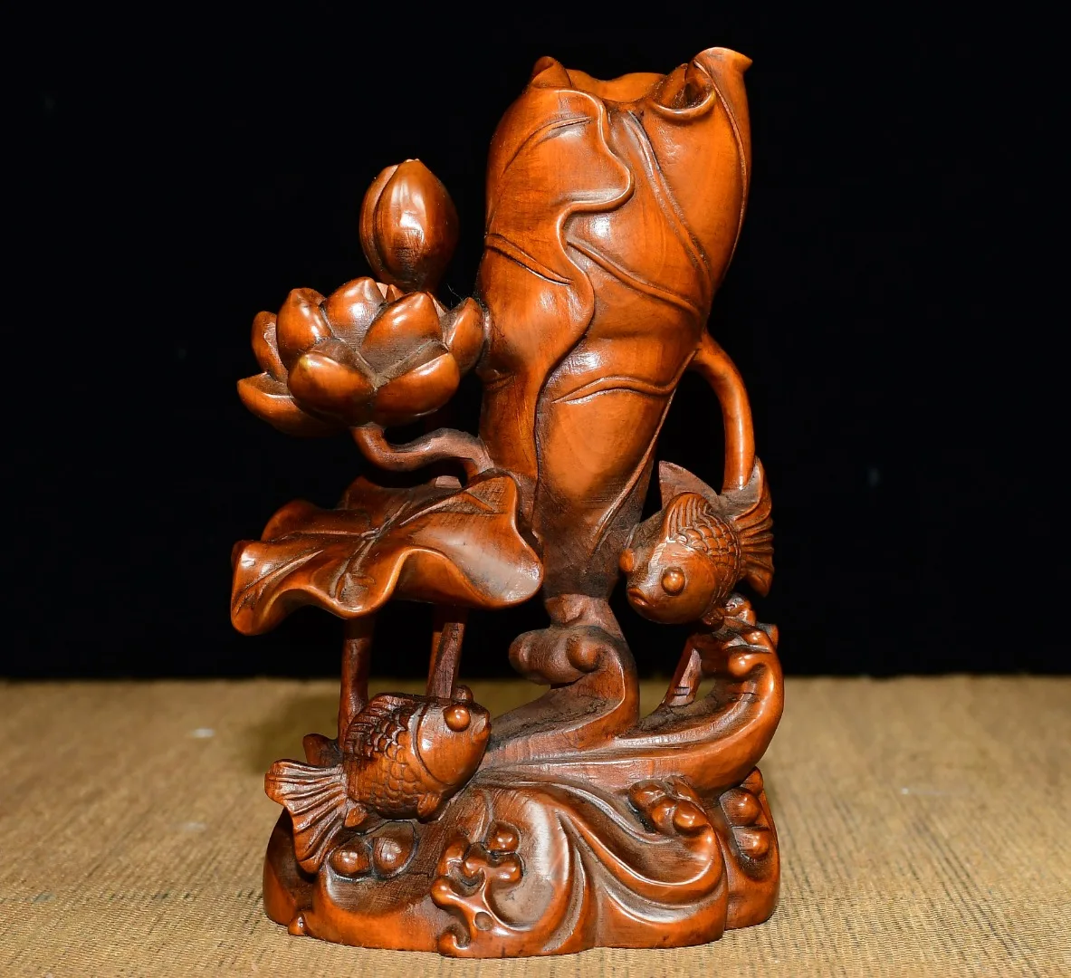 Boxwood hollow-out Moonlight over the Lotus Pond Lotus Goldfish Lotus base viewing screen Amass wealth Ornaments