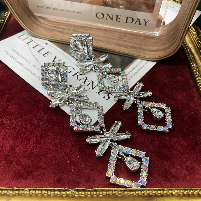 

Light Luxury High-end Full Diamond Long Shoulder Earrings Medieval Earrings Retro Court Style Versatile Accessories