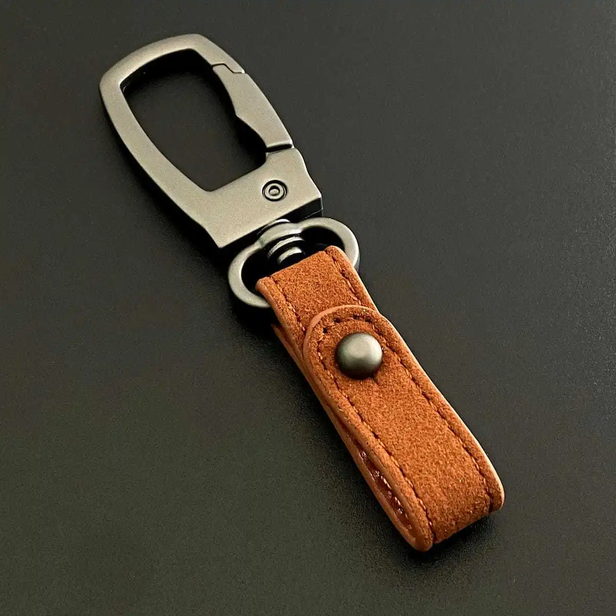 Personalisierter Schlüsselanhänger aus Mattiertem Wildleder für Motorrad und Auto, Taschenanhänger, Gürtelanhänger, Geschenk – Detail 8