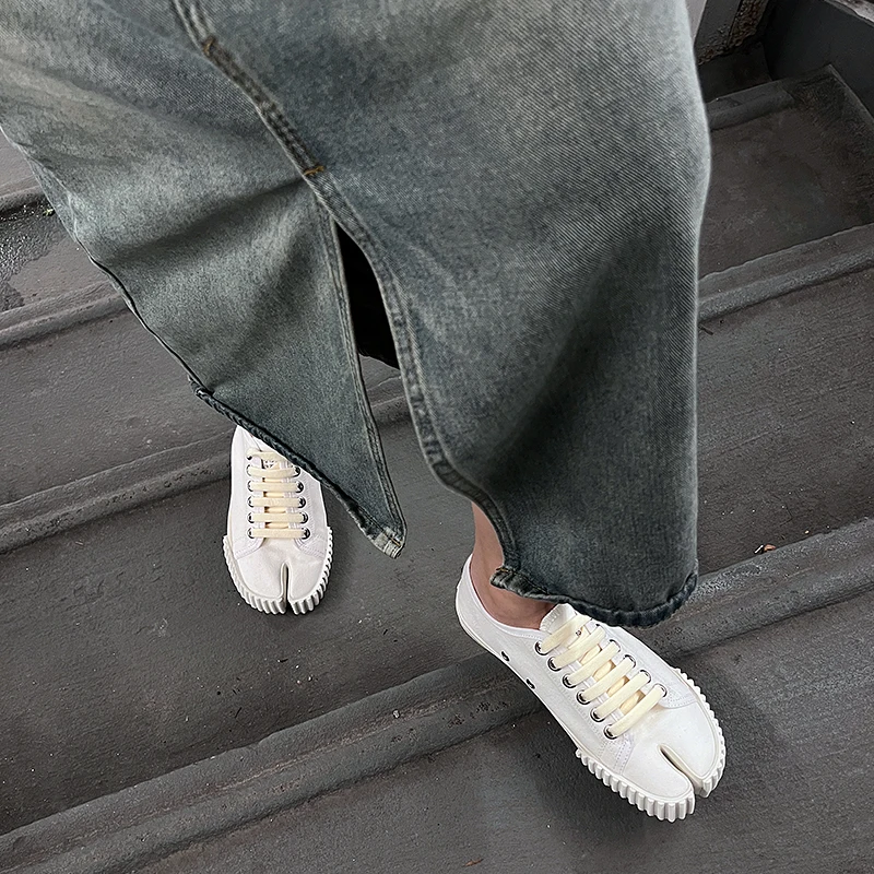 New Unisex Tabi Sneakers Split Toe Flats Men’s Women’s Ninja Canvas Tabi Shoes Women Pig Hoof Shoes Loafers Zapatos De Mujer