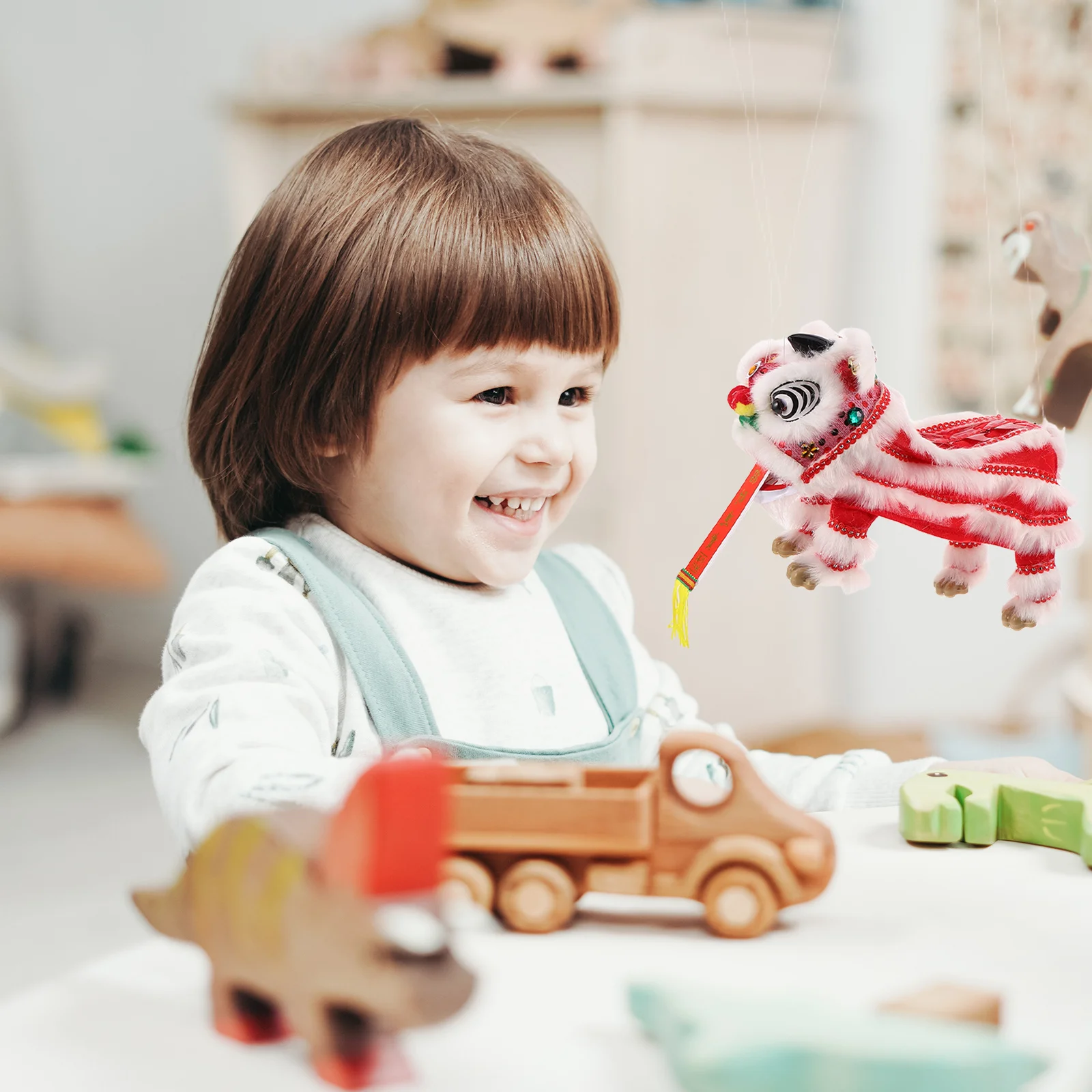 Burattino di corda di leone: marionetta tradizionale di corde a mano per bambini Festival di Capodanno cinese Spettacolo culturale interattivo