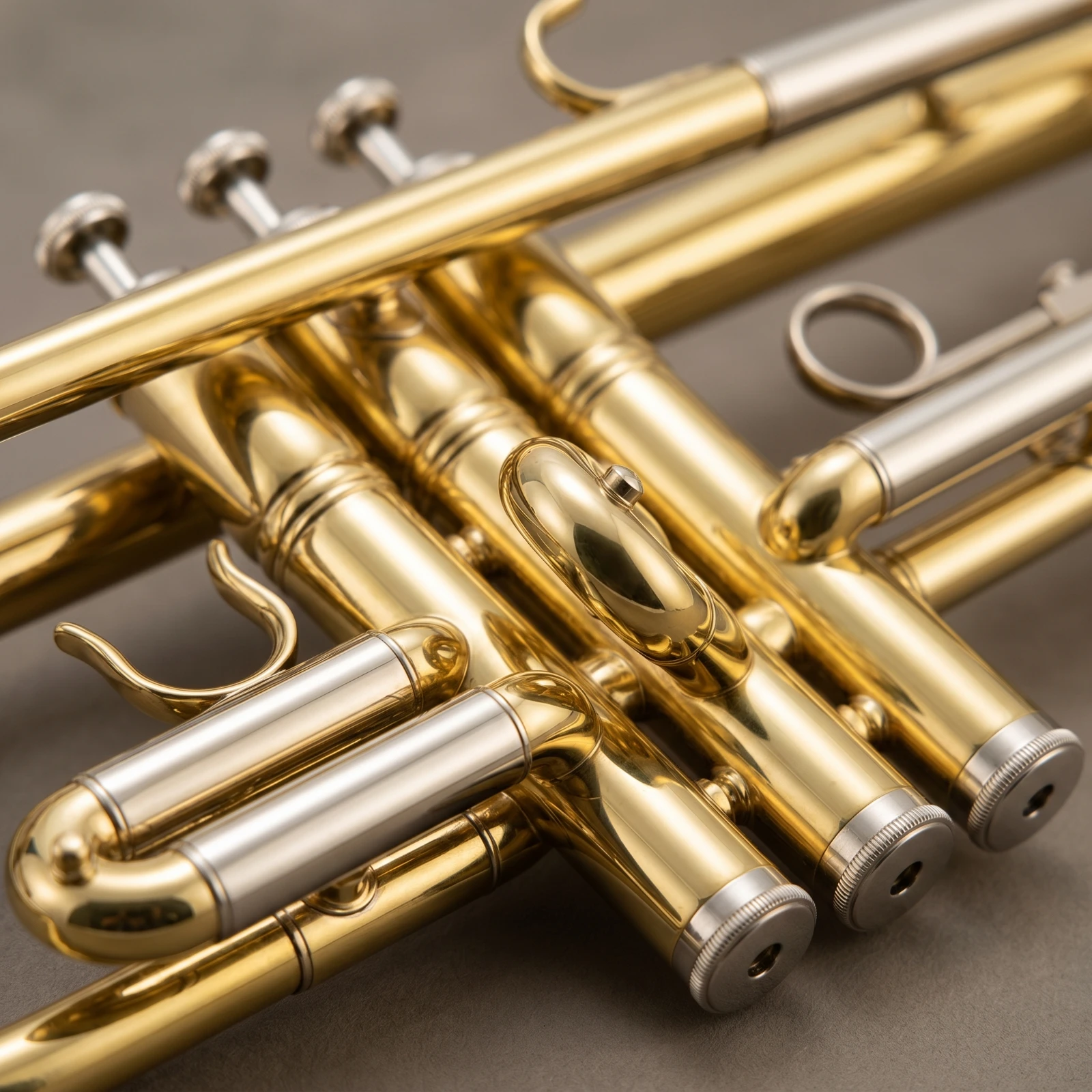 Trumpet with Cleaning Kit Gold Lacquered Trumpet with Hard Case Brass Instrument Three-Valve Long-Lasting for Beginners