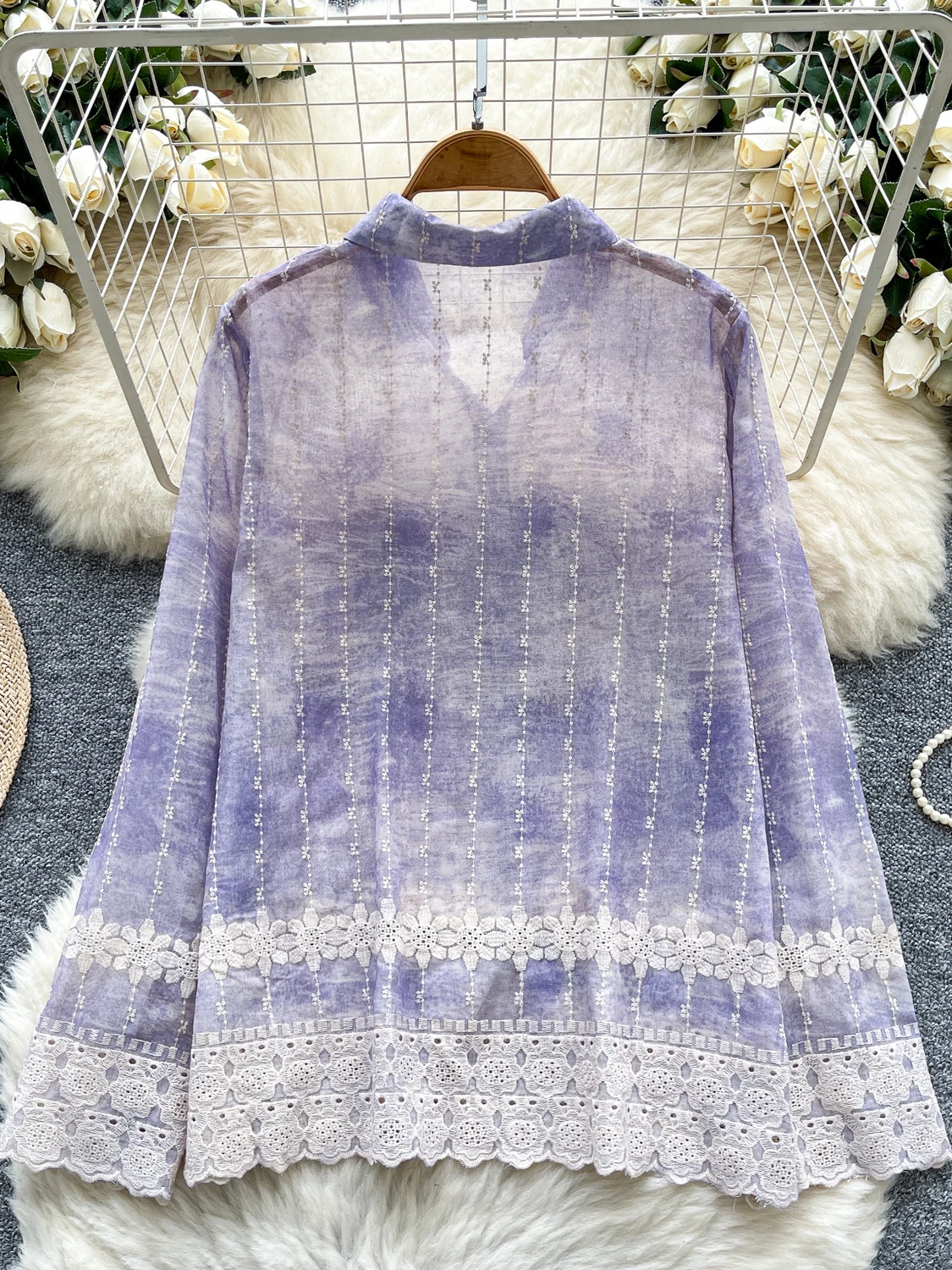 スリムフィット長袖シャツ女性のファッショナブルなヴィンテージ刺繍中空アウトヘビー刺繍シングルボタン新しい秋の摩耗