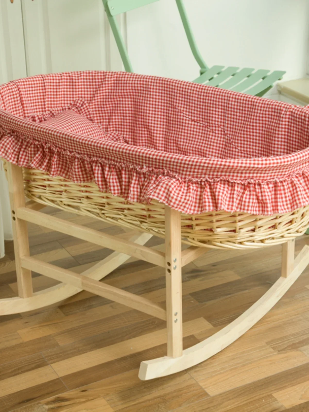 Cane-woven cradle for newborn babies, car-mounted portable baby bed, baby crib.