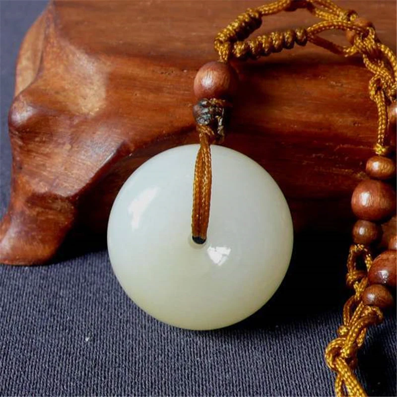 

Hetian peace made of seed material, full-bodied, A-grade jade, bread-shaped pendant