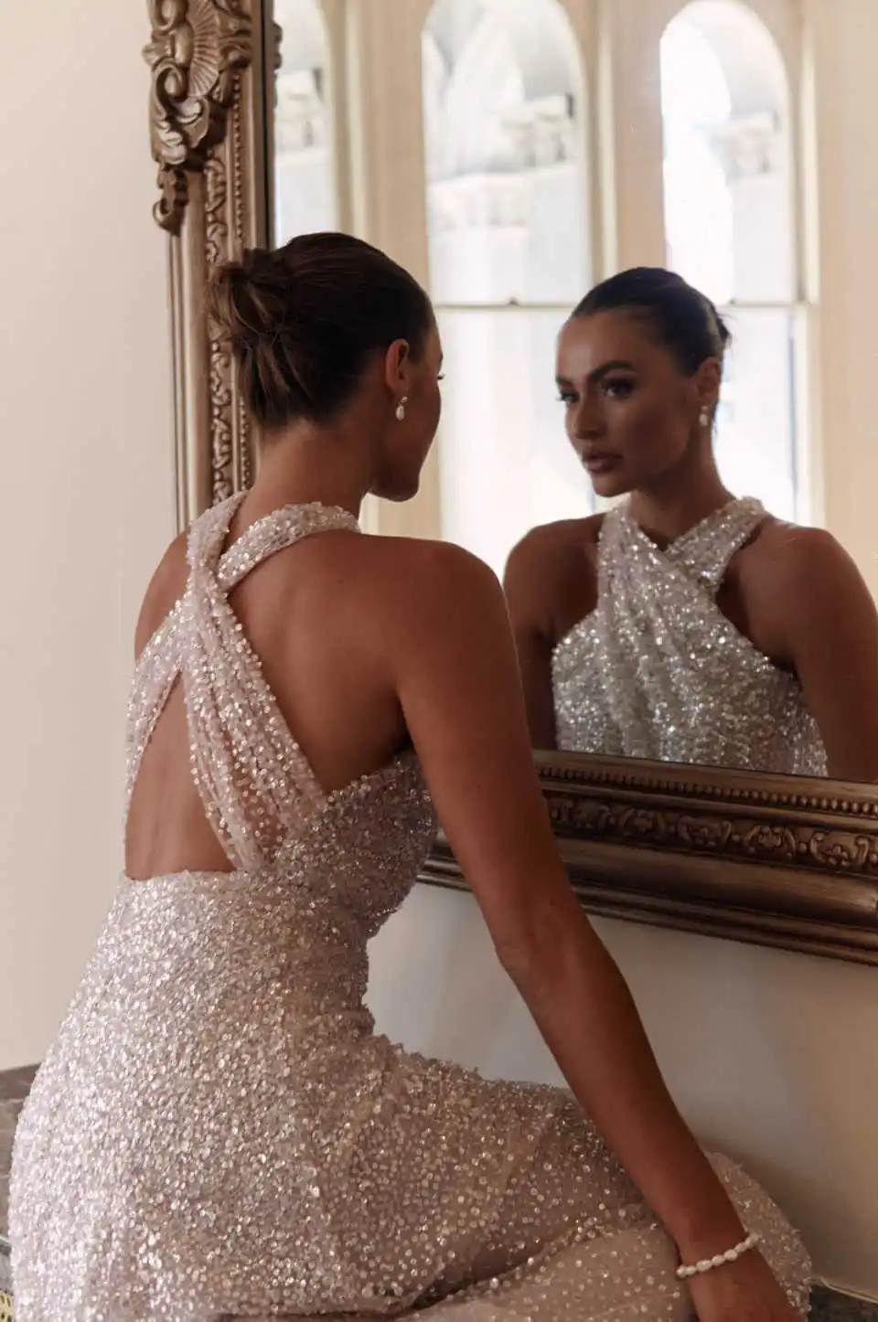 Unikalne suknie ślubne Linia A Halter Cekiny Bez rękawów Bez pleców Do Podłogi Panna Młoda Vestido De Noiva Dostosowane