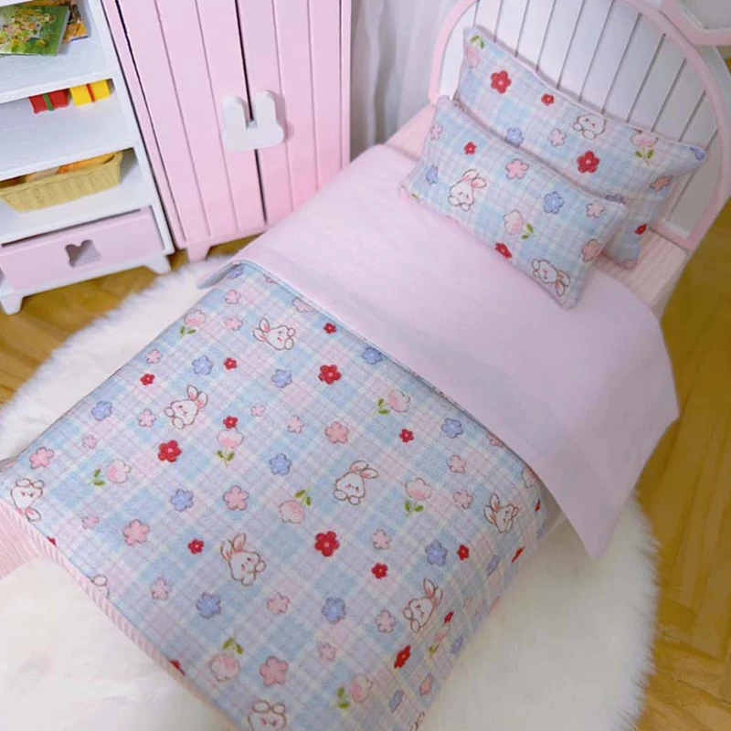 1:12 tempat tidur rumah boneka empat bagian Set rumah boneka kamar tidur seprai Quilt dekorasi bantal boneka rumah ornamen pemandangan mikro