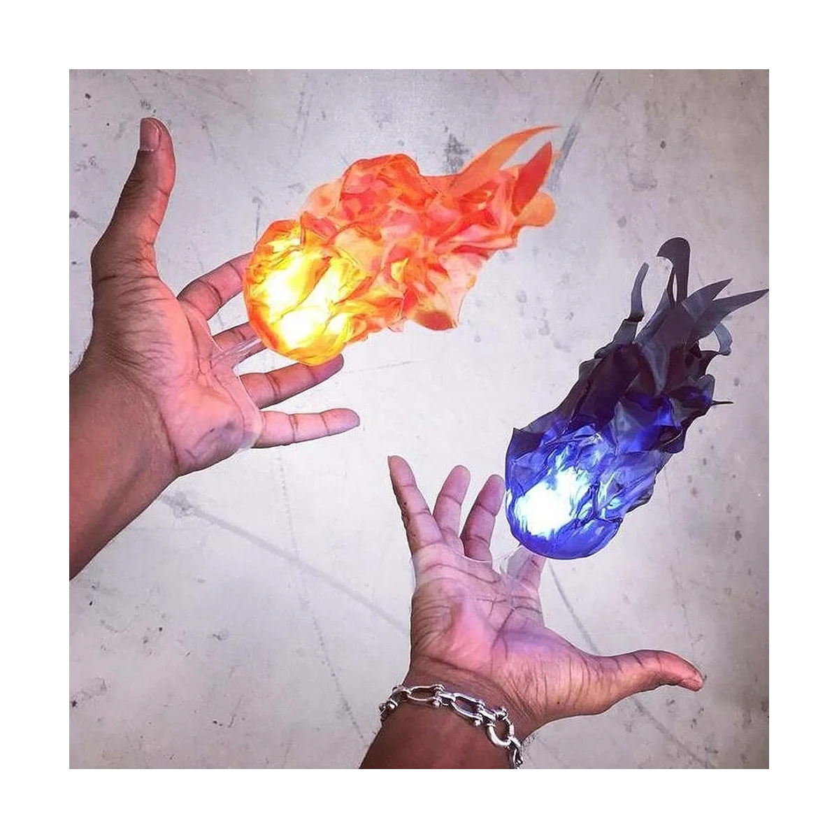 Забавная игрушка на Хэллоуин, волшебный огненный шар на руке, украшение для дома, светящийся огненный шар, изысканные украшения, Искусственный Красный