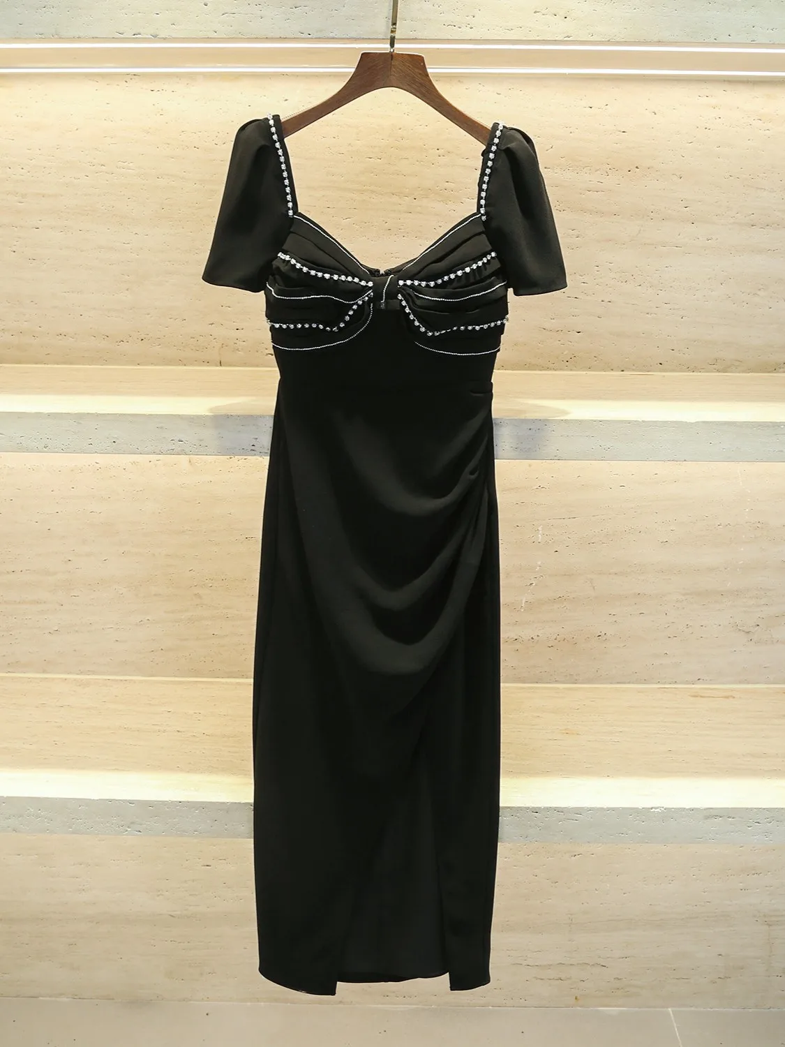 Frauen schwarze Robe Strass Dekoration quadratischen Kragen Kurzarm Plissee Mode Midi-Kleid