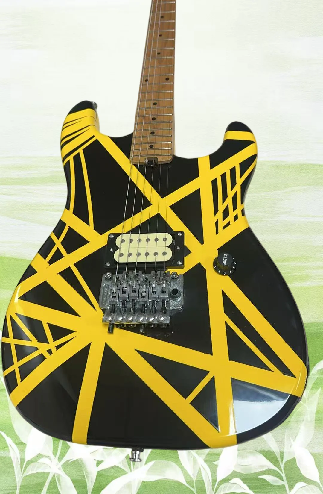 

Bumblebee Black/Yellow Striped Series look Wolf Pup Floyd Rose Fat Bras Guitar