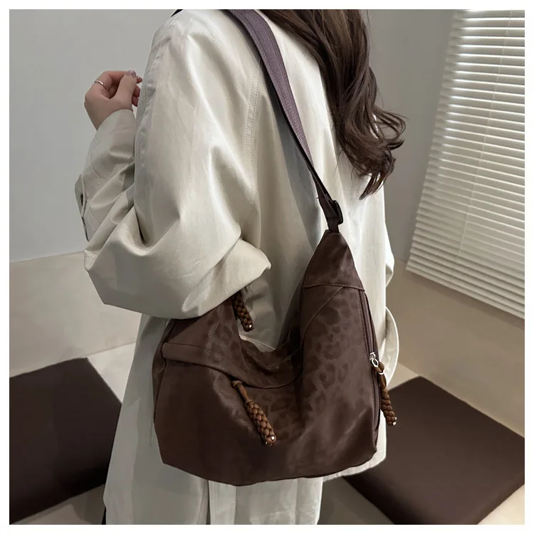 Modische Damen-Umhängetasche mit Leopardenmuster, große Kapazität, Hobo-Umhängetasche für den täglichen Pendelverkehr, lässiges Outfit, Achseltasche – Detail 15