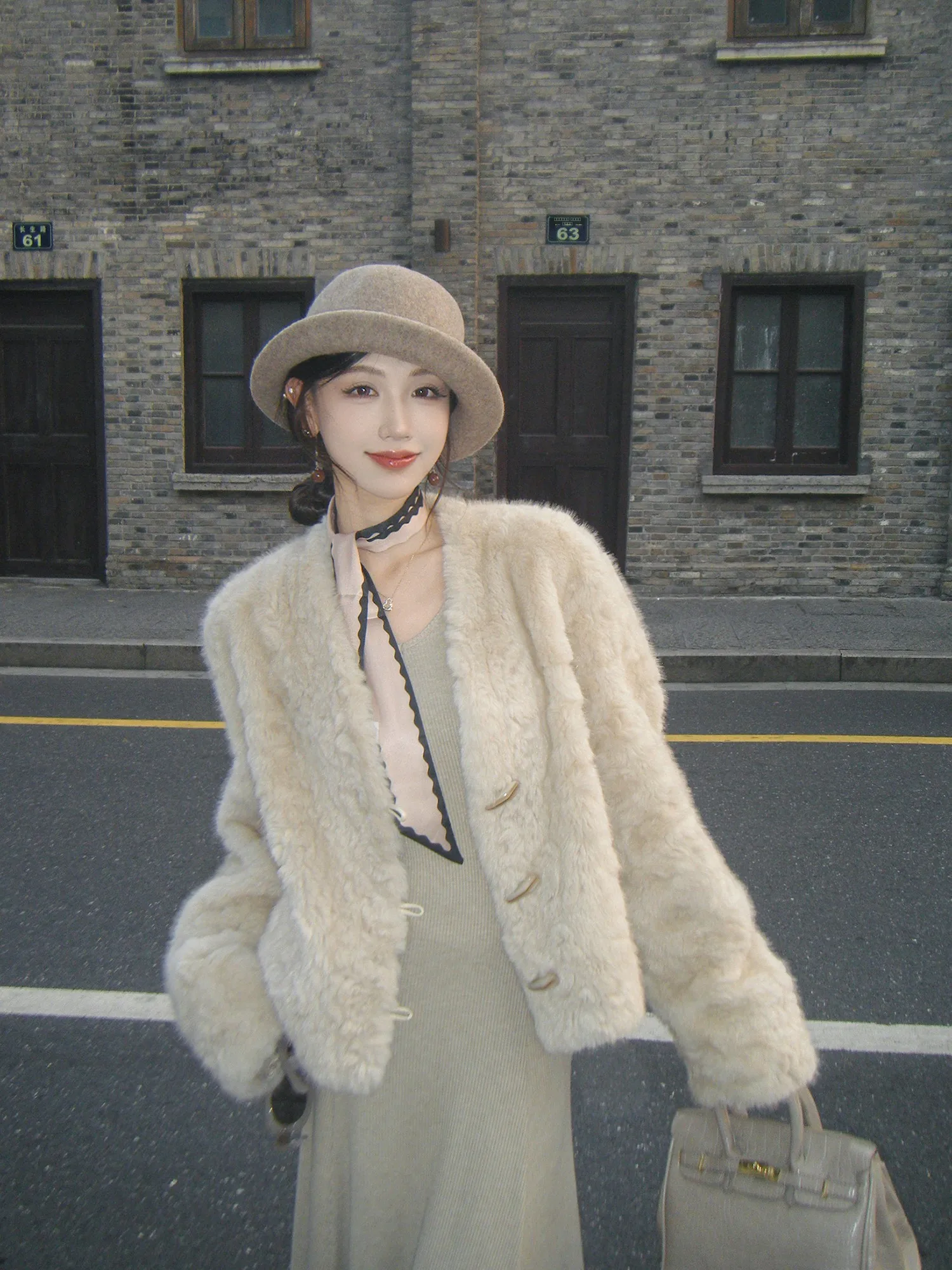 

Jaet из искусственного меха, женское осенне-зимнее модное пальто из натуральной кожи и меха с V-образным вырезом и застежкой на пуговицы