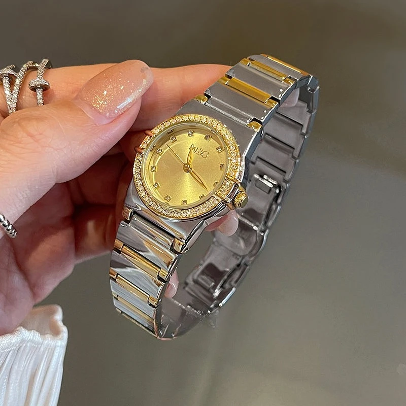 2025 جديد ضوء فاخر المتخصصة أنيقة السيدات ساعة الماس أنيق الراقية حزام ناقل من الفولاذ الاتجاه عادية ساعة كوارتز هدية عيد ميلاد