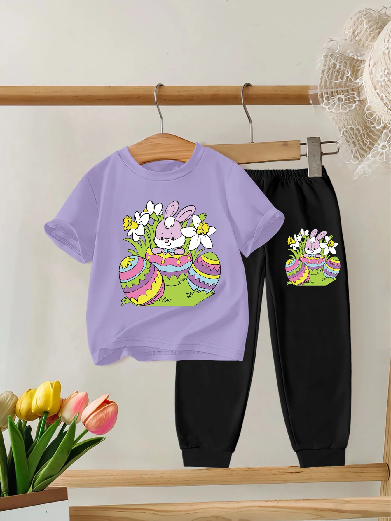 

2 шт.: милые и повседневные спортивные штаны с круглым вырезом и короткими рукавами для девочек на пасхальной тематике, с принтами пасхальных яиц