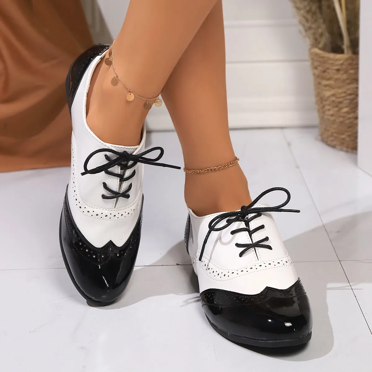 Sapatos femininos de salto grosso, tamanho grande, bloqueio de cores, esculpidos, com cadarço, sapatos únicos, primavera 2025, design elegante