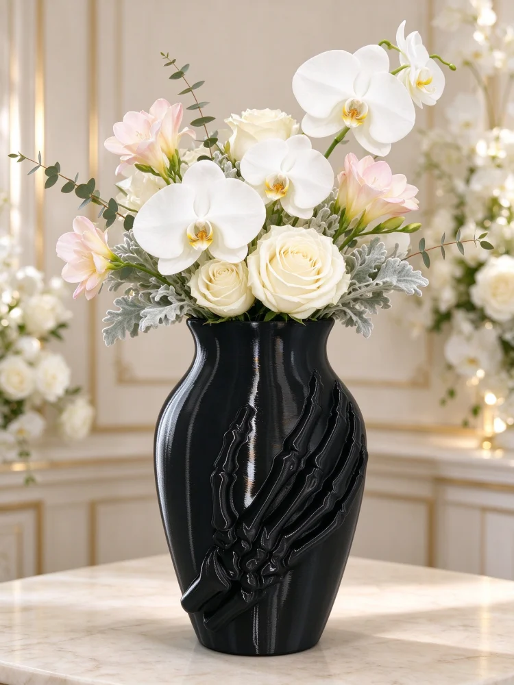 3D Printed Black Petg Skeleton Hand-Shaped Vase, with Three-Dimensional Skeleton Hand Details, Featuring Layered 3D Printed Textures, Integrated Oval-Shaped Mouth, Classic Vase Shape, Gothic Luxury Dark Style, with an Elegant Modern Feel, Strong Dark Aesthetics, Quirky Avant-Garde Halloween Decoration, Suitable for Inserting Dried Reeds and Fresh Flowers, 15cm High, Lightweight and Shatterproof, for Living Room, Bedroom, Bathroom