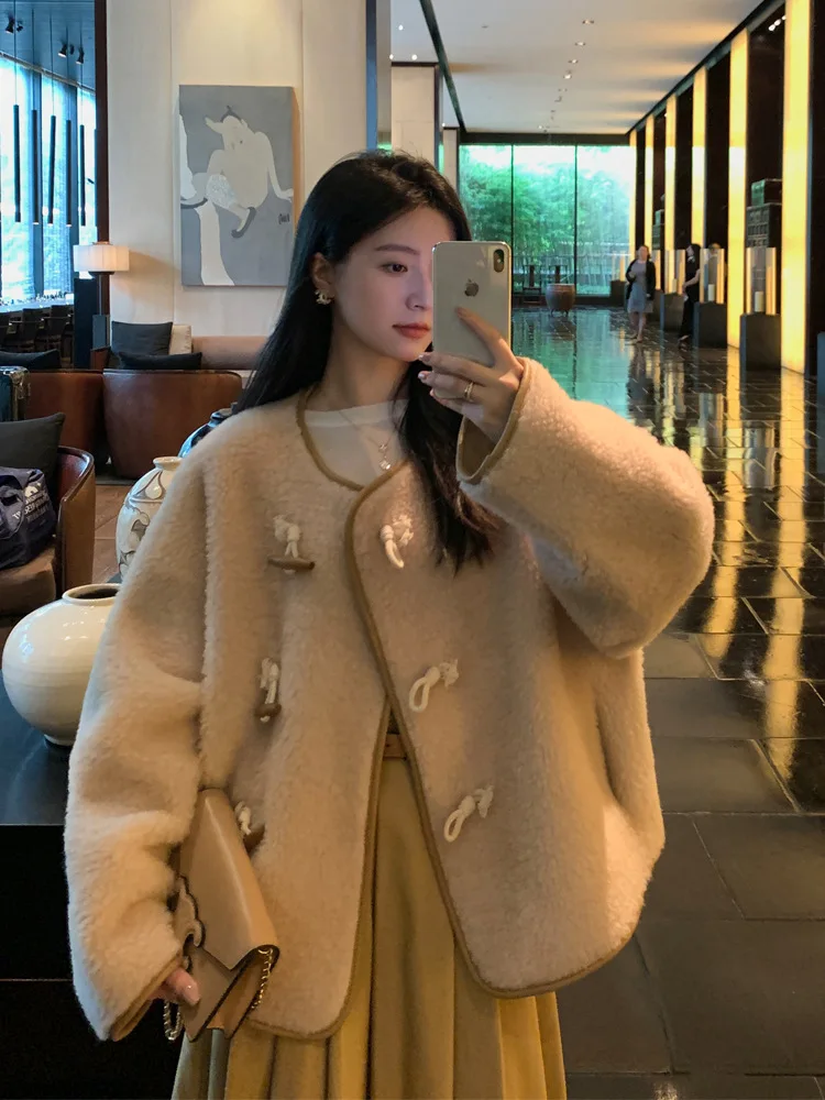 

2024 | Cow Horn Cream | Lamb Wool Sheep Cut Fleece Composite Fur and Fur Integrated Fur Coat Women's Motorcycle Coat Winter