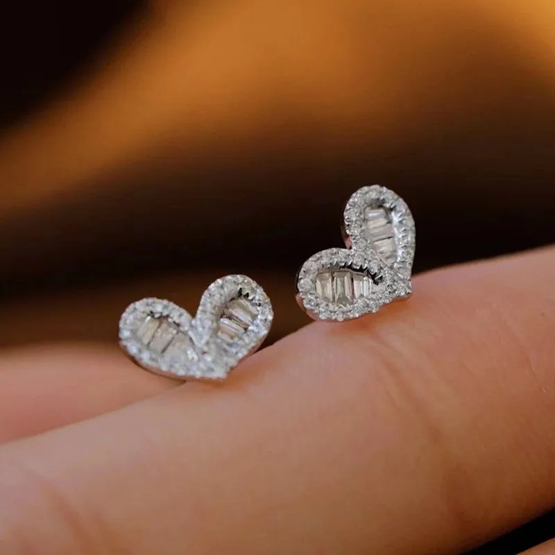 Huitan wykwintne kolczyki w kształcie serca z geometryczną cyrkonią sześcienną Bling akcesoria do piercingu dla kobiet odzież na co dzień szykowna biżuteria — zdjęcie 3