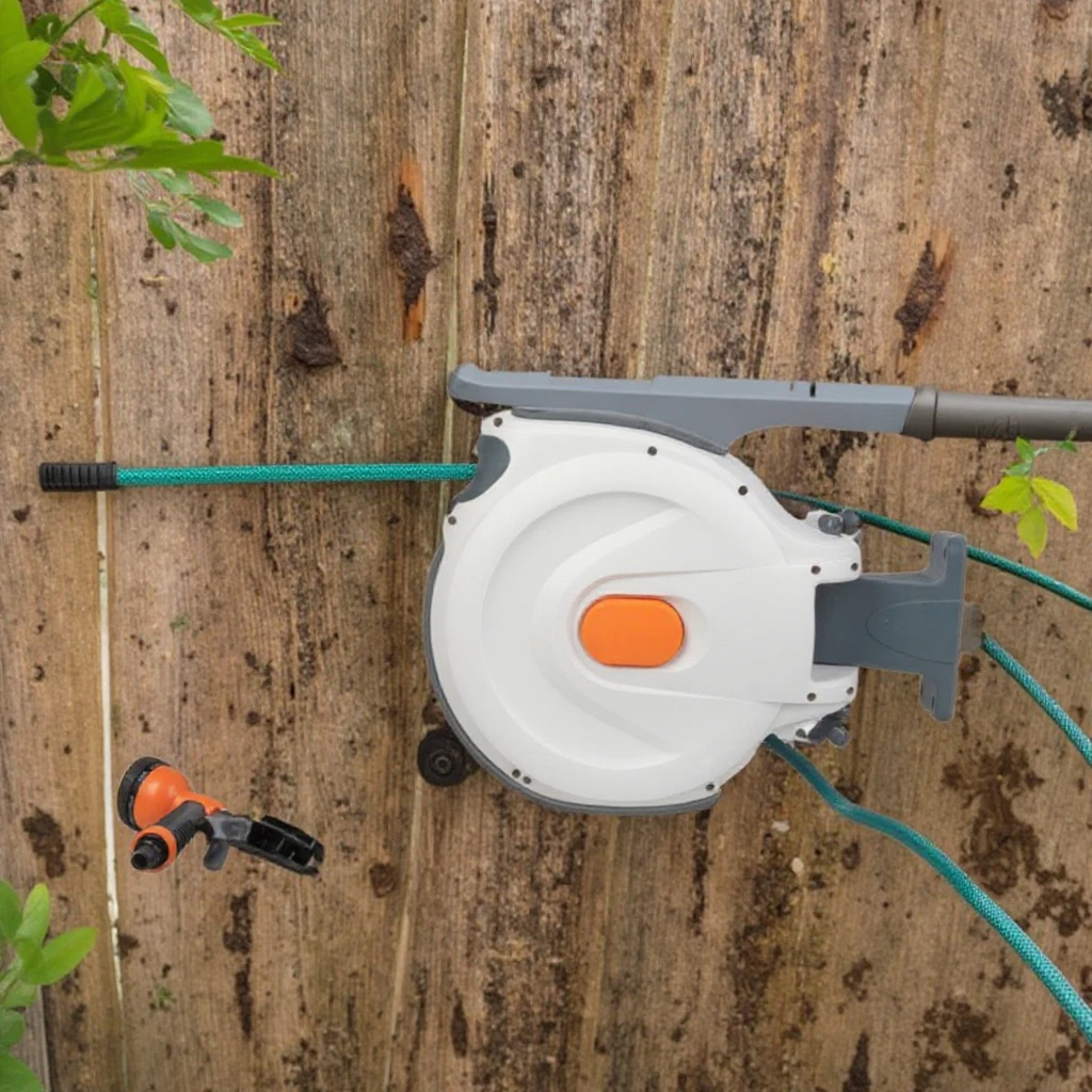 Sistema di irrigazione antincendio retrattile automatico in PVC Armadietto del carburante Avvolgitubo da giardino montato a parete ad alto costo per uso esterno