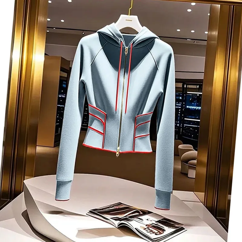 

Новая мода ранней весны 2025, синяя толстовка с капюшоном, красивое возрастное пальто, шикарный свитер с капюшоном и вышивкой