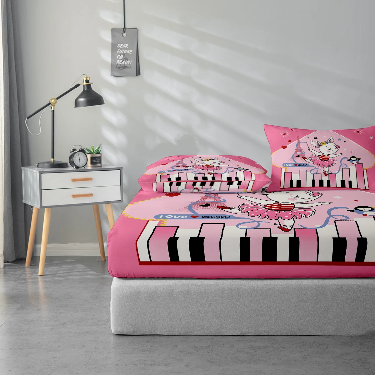 Piggy Loves Dancing Printed Bed Sheet Set, Mattress Protector and Pillowcase Combination, High-Definition Printed Bed Sheet Set Includes 1 Bed Sheet + 1 or 2 Pillowcases (60*100cm and 72*132cm Are 1 Pillowcase, the Rest of the Sizes Are 2 Pillowcases), Suitable for Bedroom and Guest Room, Ultra-Soft Polyester Bedding, Machine Washable, Can Be Used in All Seasons