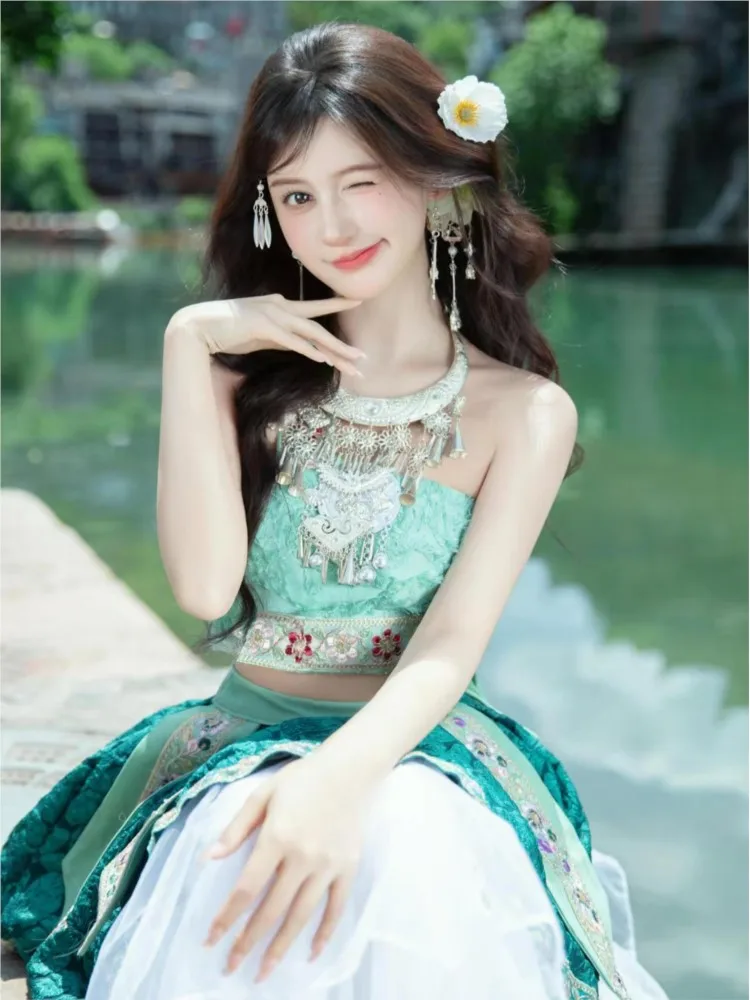 تصوير فستان شيفون أخضر منقوش عليه زهرة الزنبق بدون حمالات #2