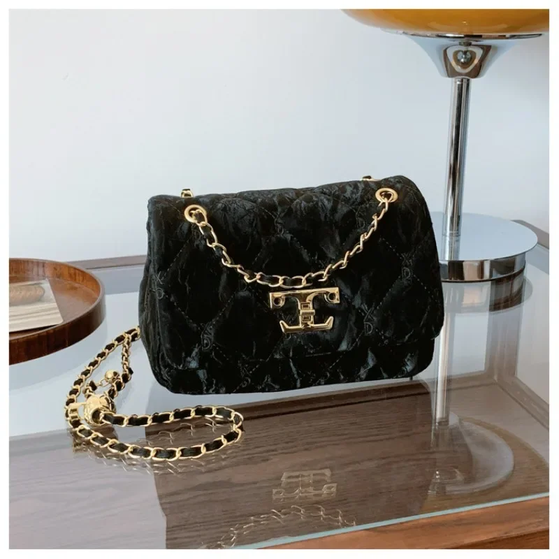 

​ ​ «Женский слинг-цепочка Artisan Grid 2025 — сумка-тоут из гальки Nappa с масляным маслом и застежкой-деко: трансформируемая переноска от плеч до вечера» ​ ​