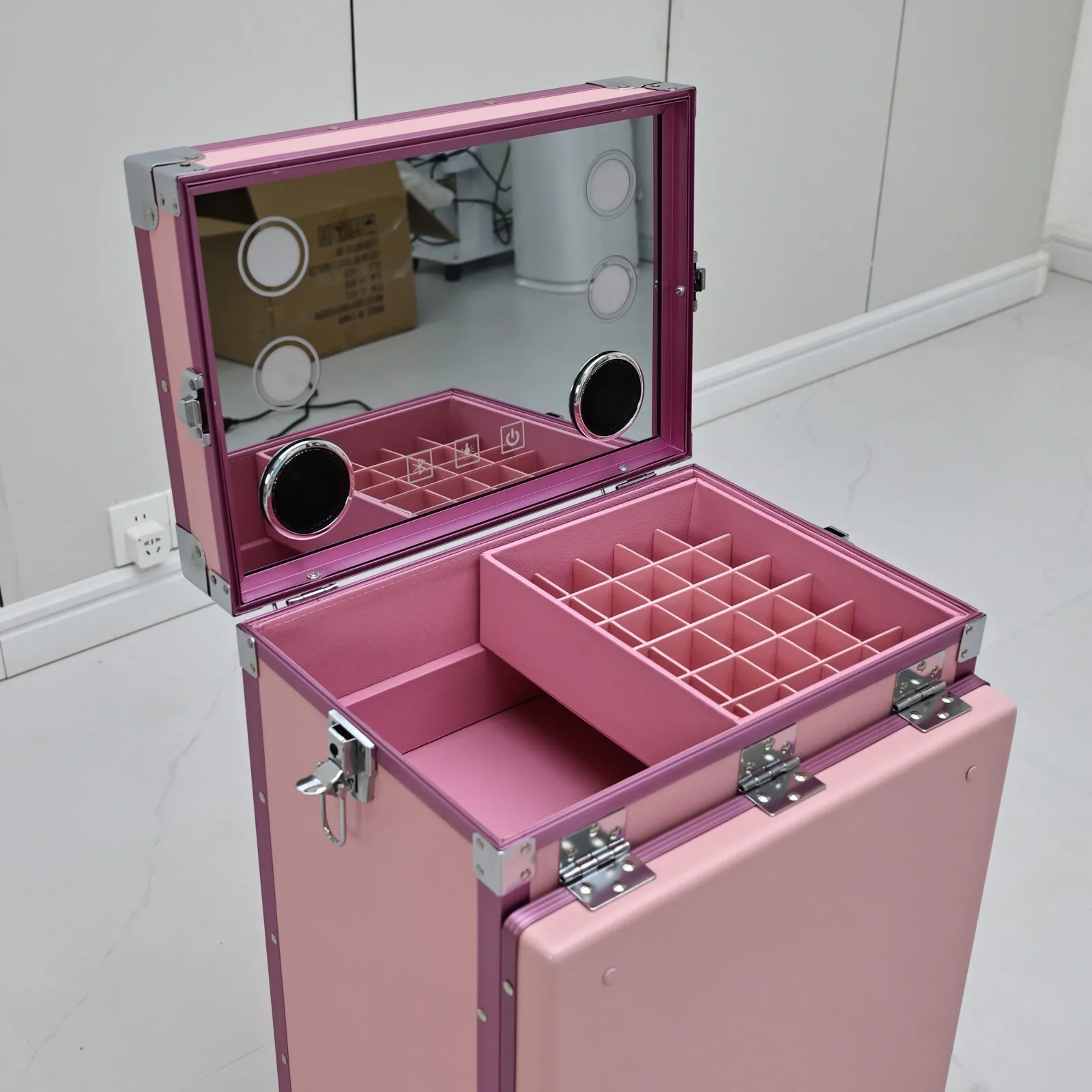 Rosa, tragbarer Manikürtisch mit LED-Spiegel, Schubladen und Rollen, zusammenklappbarer, rollbarer Nagelstudio-Tisch mit Stuhl, Salonmöbel für Nageldesigner. – Detail 14