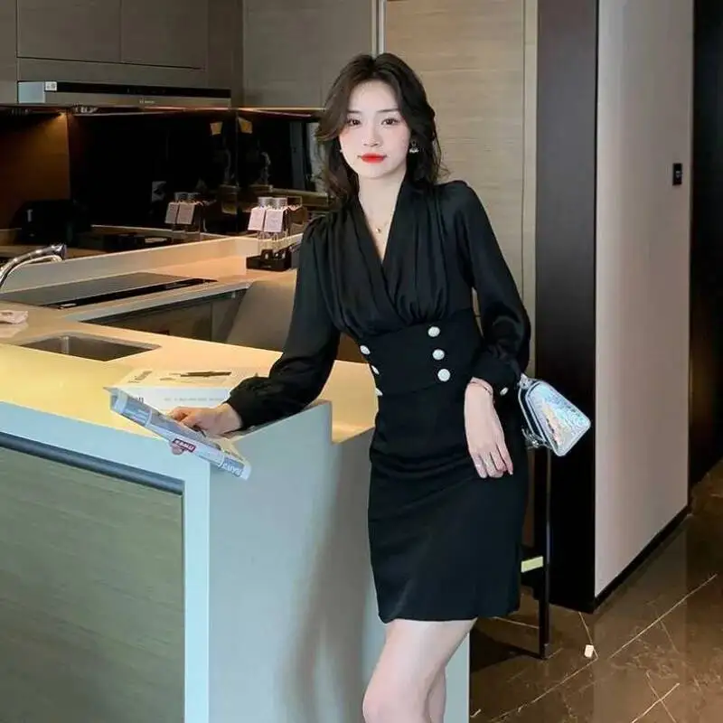 

Темпераментное двубортное осеннее облегающее платье на бедрах