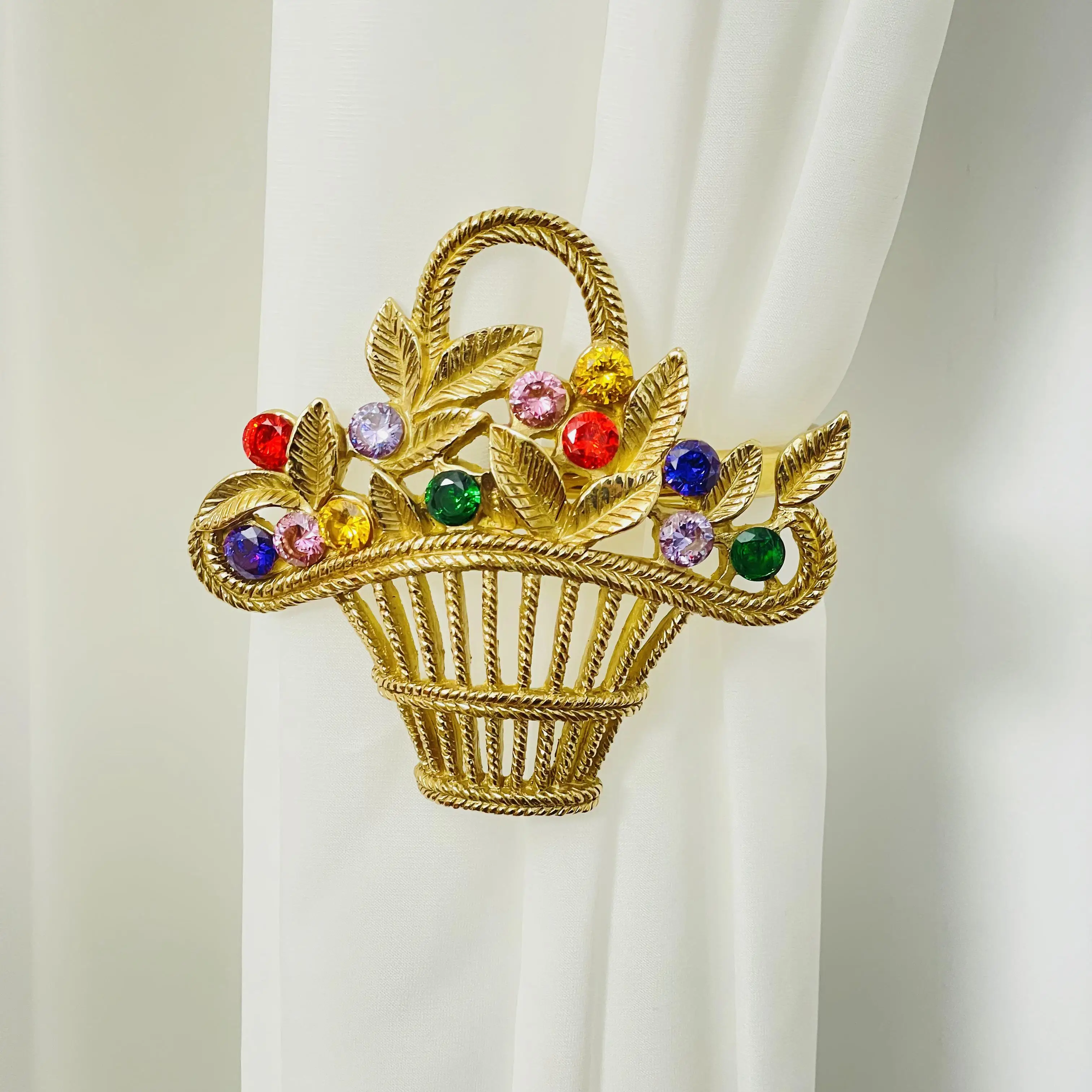 Handgefertigte Vorhanghaken aus Messing für die Fensterdekoration