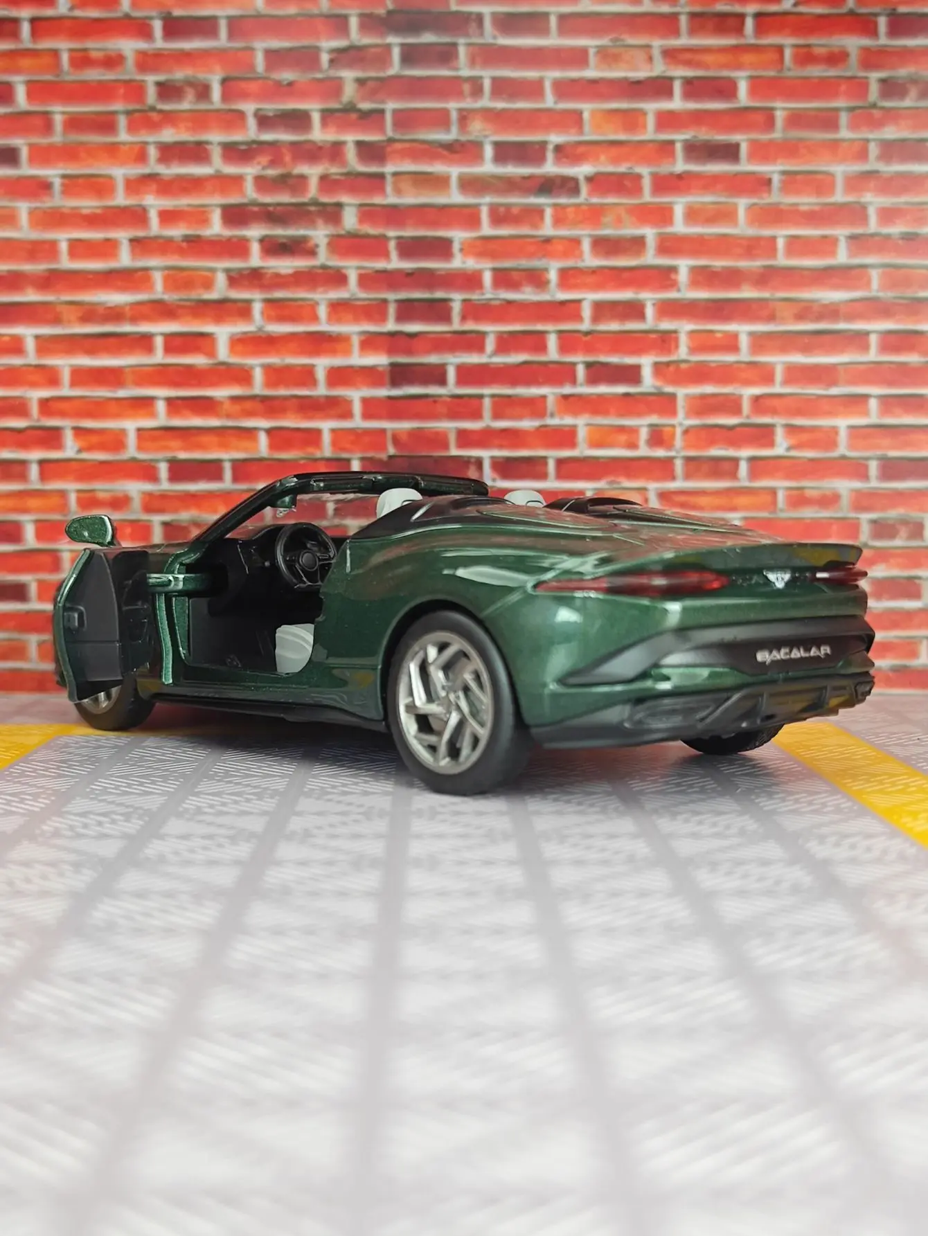 

1:32 Bentley Mulliner Bacalar, модель автомобиля из сплава, подарок, акустооптический мальчик с откатным механизмом для кабриолета, можно открыть двери