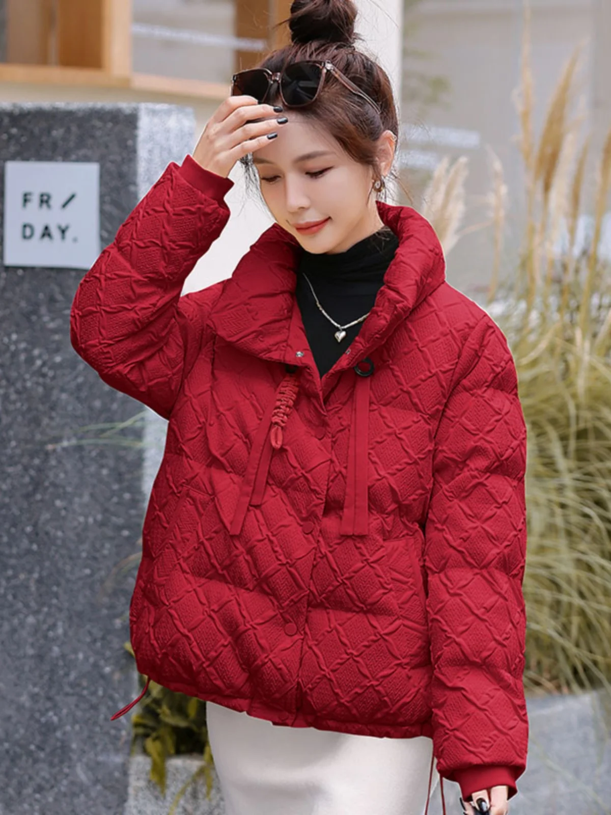 

Короткая красная хлопковая куртка для невесты на возвращение домой, пальто для счастливой свекрови с тисненым цветочным узором, зимняя новинка в корейском стиле