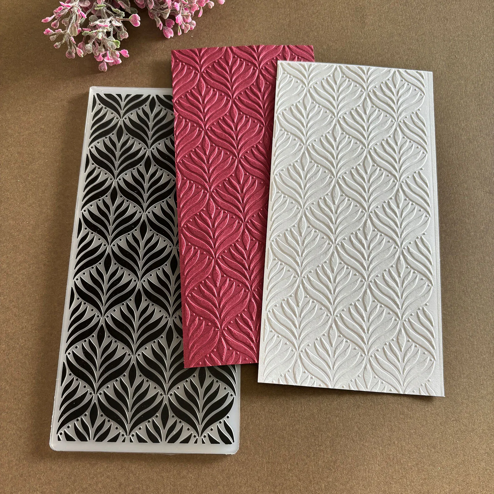 Esta elegante pasta em relevo 2D apresenta padrões de folhas delicadas como seu tema, tornando-o perfeito para vários projetos de arte em papel, em