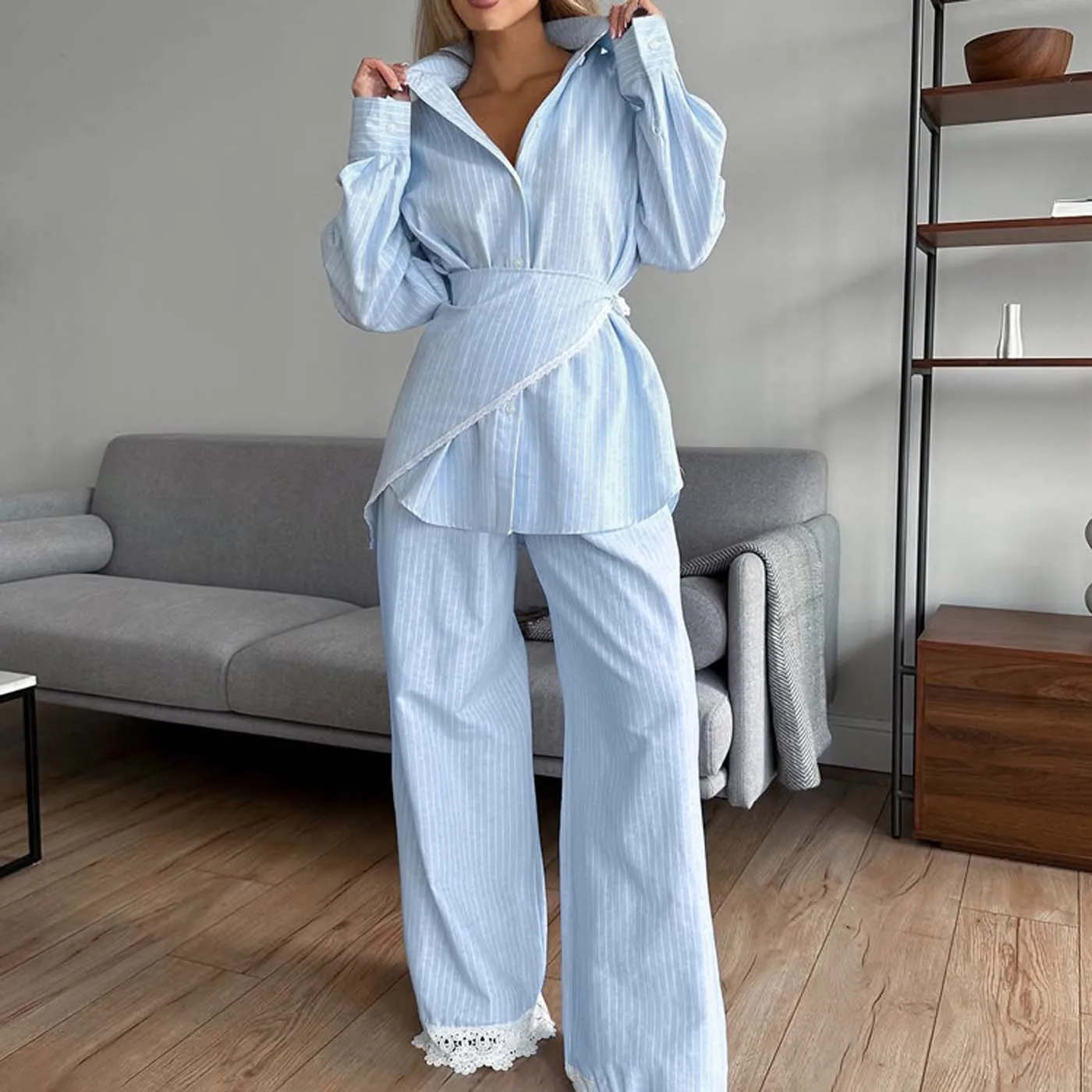 

Новый женский комплект из трех предметов: полосатая рубашка с отложным воротником и длинными рукавами, повседневные брюки с широкими штанинами и кружевной отделкой.