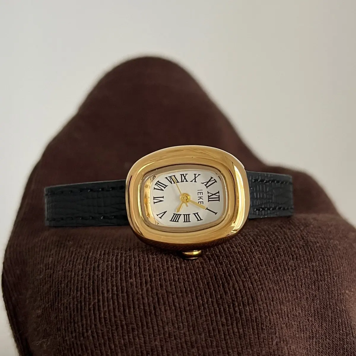 New Autumn/Winter Stylish Leather Strap Casual Watch For Women, Perfect For Students And Daily Wear, Quartz Movement.