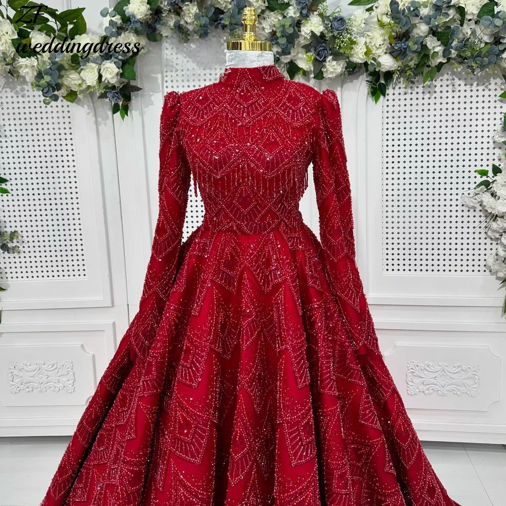 

Customized elegant bridal gowns, sparkling red beaded wedding dresses, luxurious ball gowns, long gowns, front hall De Novia