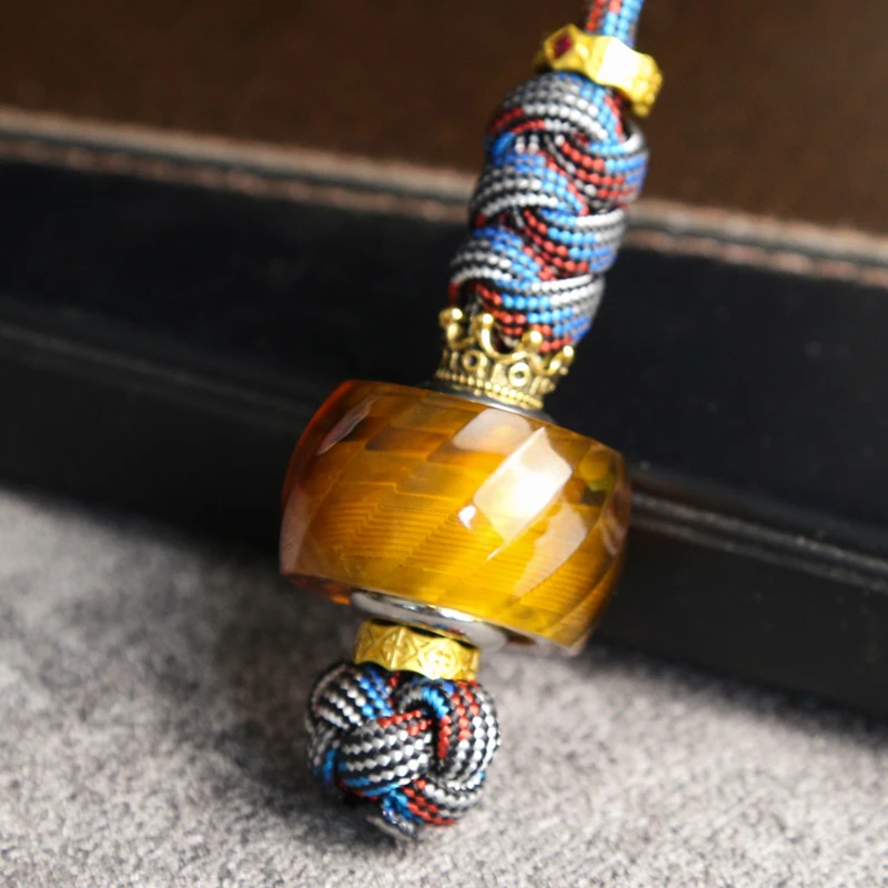 لعبة فيدجيت دوامة - قلادة حقيبة ظهر دوارة للإبهام، لعبة تململ جيروسكوبية دوارة لتخفيف التوتر EDC هدايا للبالغين