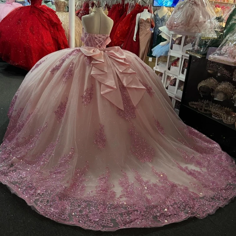 Różowa Błyszcząca Suknia Balowa Sukienki na Quinceañerę Odkryte Ramiona Aplikacje z Cekinami Koronka Koraliki Kokarda Tiulowa Sukienka na Przyjęcie Urodzinowe Sweet 16 Kamizelka