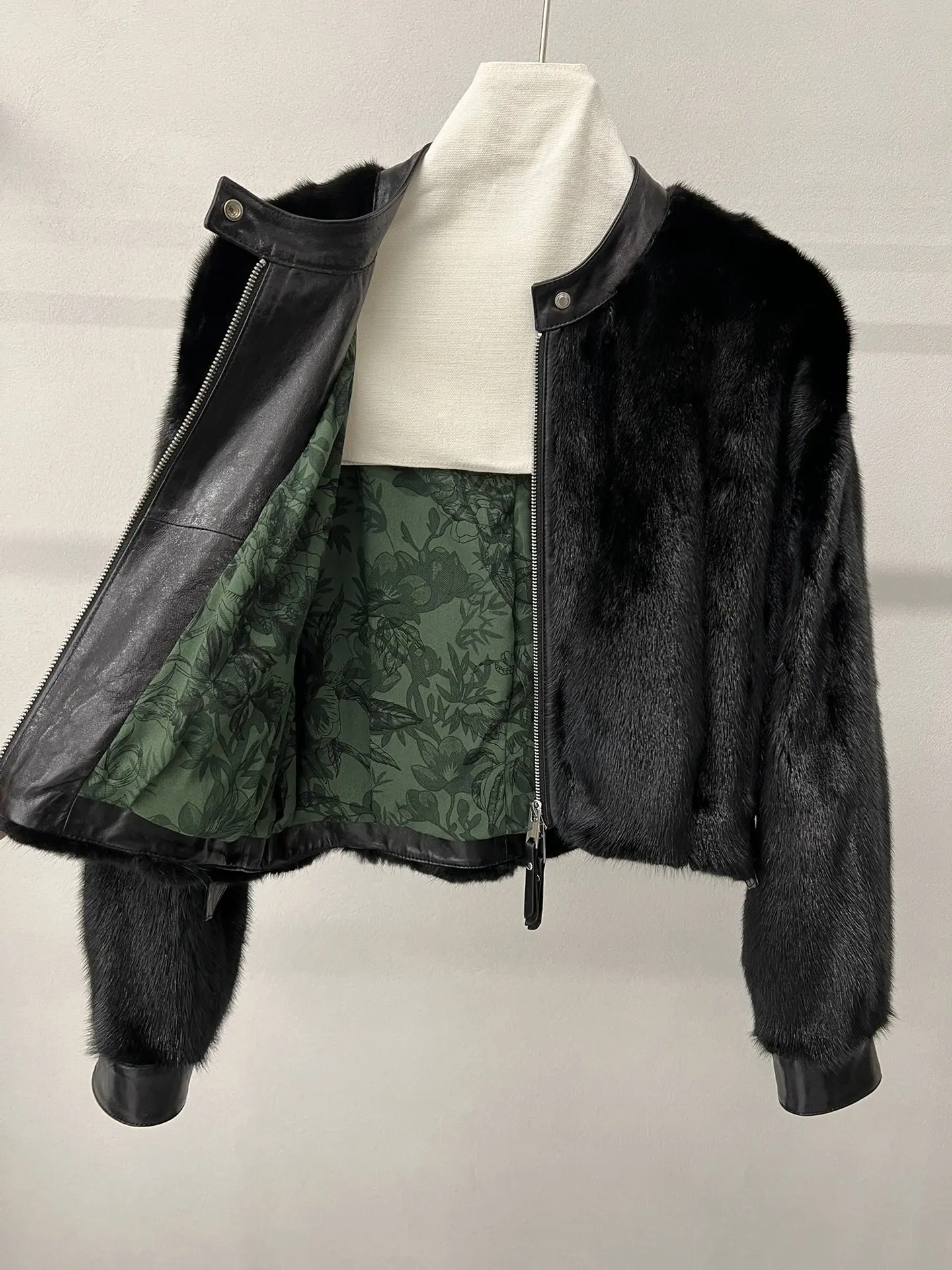 Nouveau cardigan en cachemire à col en vison pour femme. Haut décontracté et polyvalent. Manteau de vison.