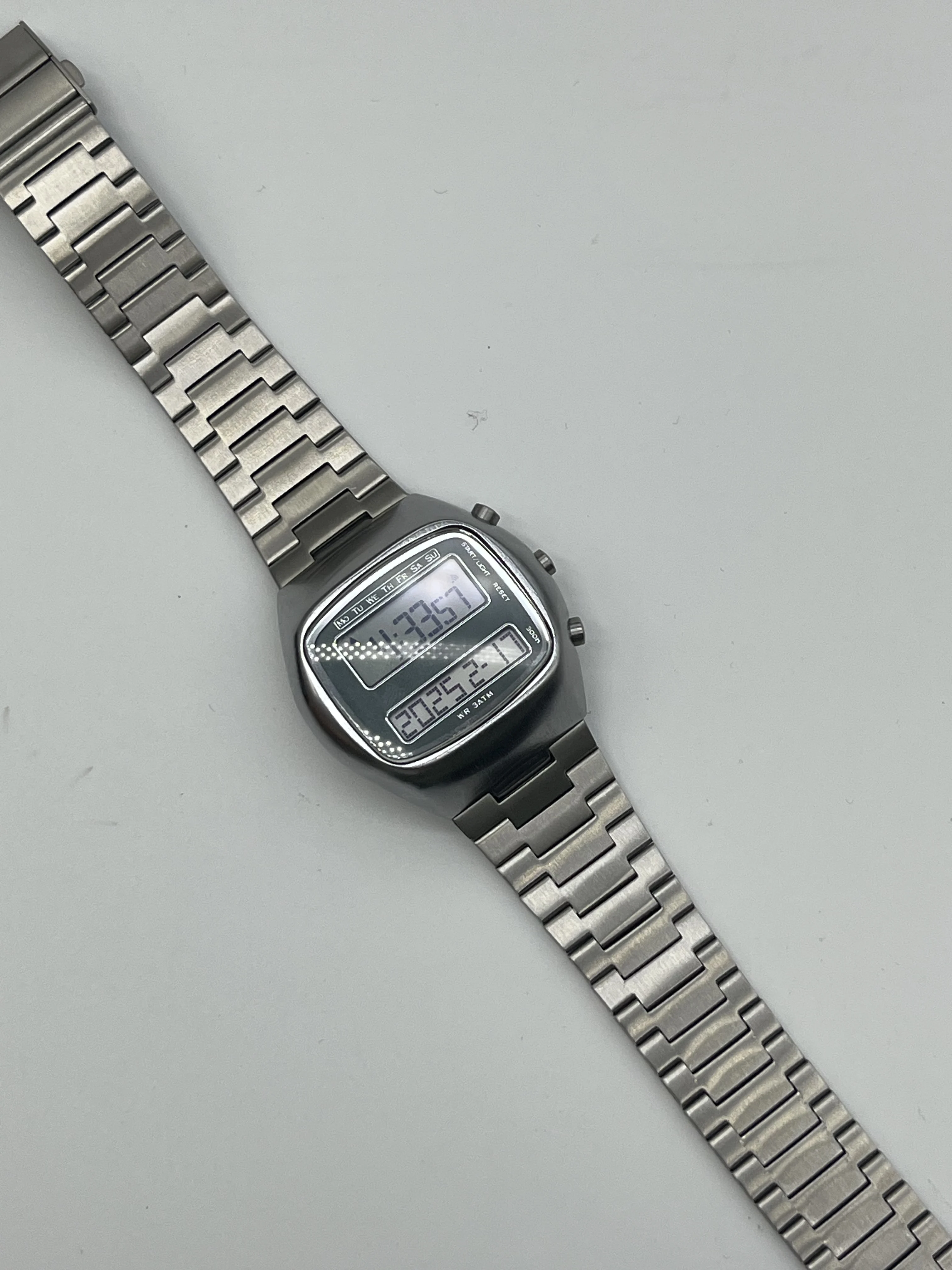 TV  Design Retro 1970s Electronic Digital Watch LCD Display Stainless Steel Case Classic Curved Design For Couple Lovers