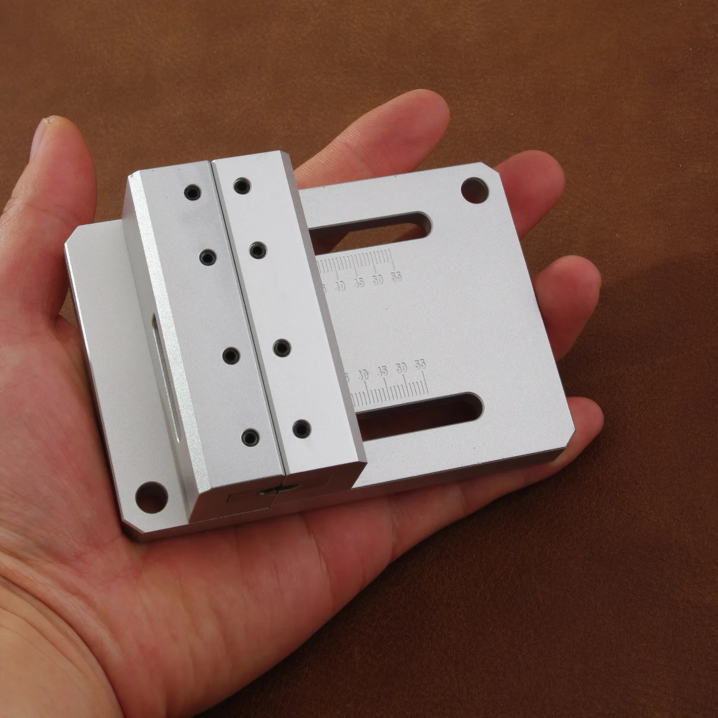 

Машина для обрезки кожаных ремней 4926: Полукруглый инструмент для обработки краев, для производства ремней и изделий из кожи своими руками