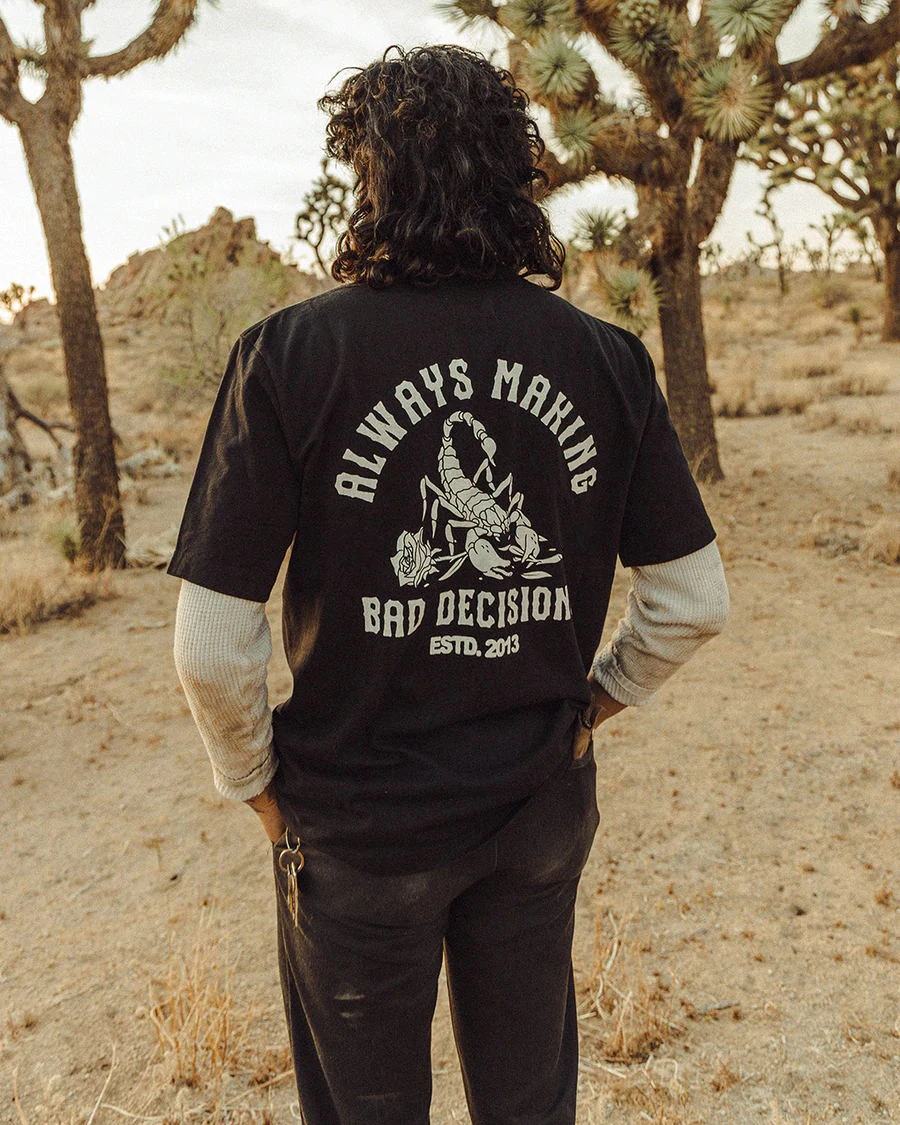 

Черная свободная футболка больших размеров с принтом Bad Decisions Скорпиона, мужская и женская хлопковая футболка с круглым вырезом и короткими рукавами