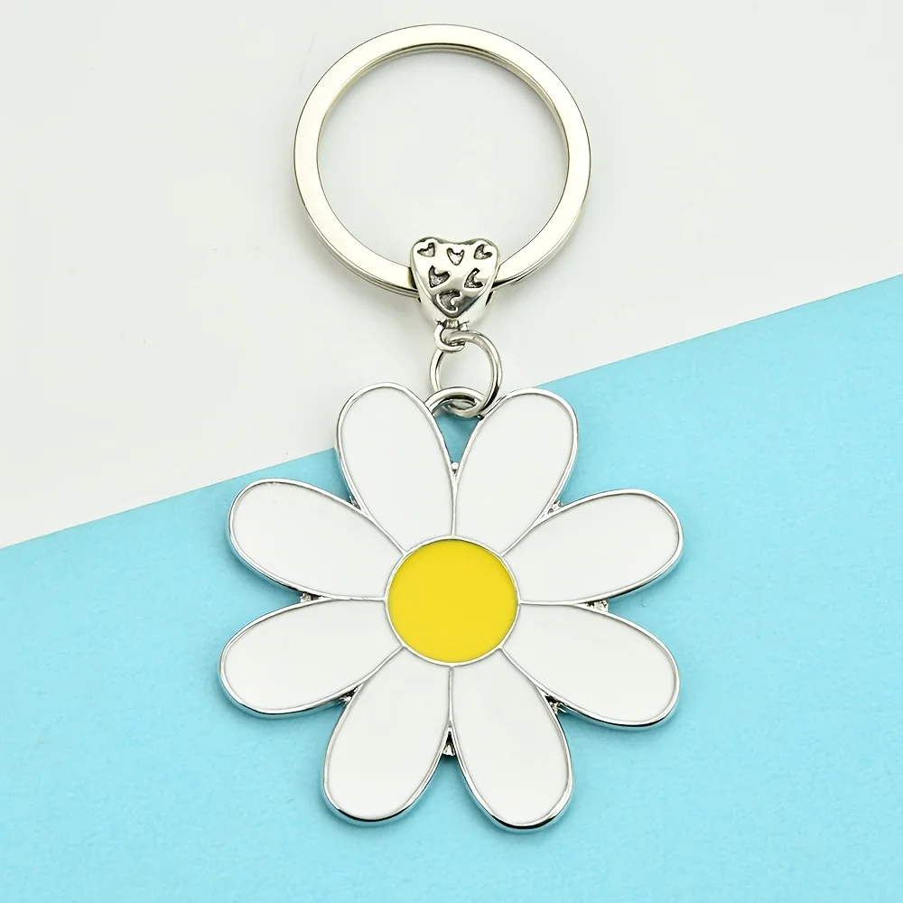 Simple and Creative Elegant Women's Bag Accessories White Chrysanthemum Keychain Campus Street Style Stylish Personality Men's Fashion Accessories Alloy Material DIY Chrysanthemum Car Key Pendant Surprise Gift for Friends Unisex